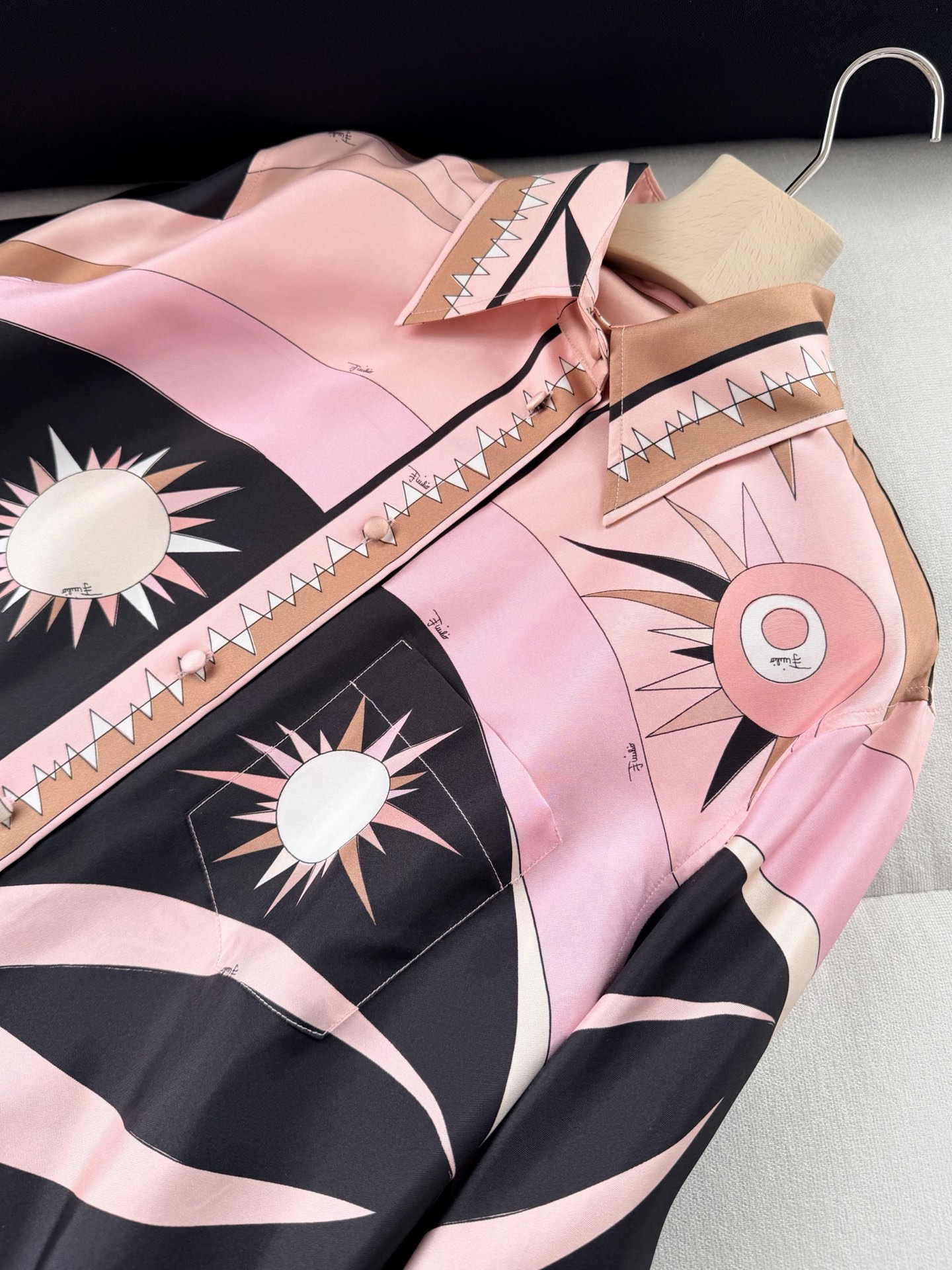 现货‼️‼️Stella定位真丝衬衫✨重磅19姆米斜纹真丝，饰有Stella大理石纹全幅定位花位，翻领、