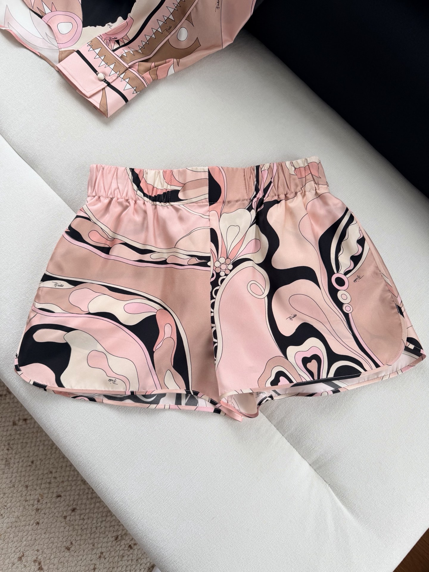 现货‼️‼️Stella真丝短裤✨重磅19姆米斜纹真丝，饰有Stella大理石纹随机印花，松紧弹力腰头，