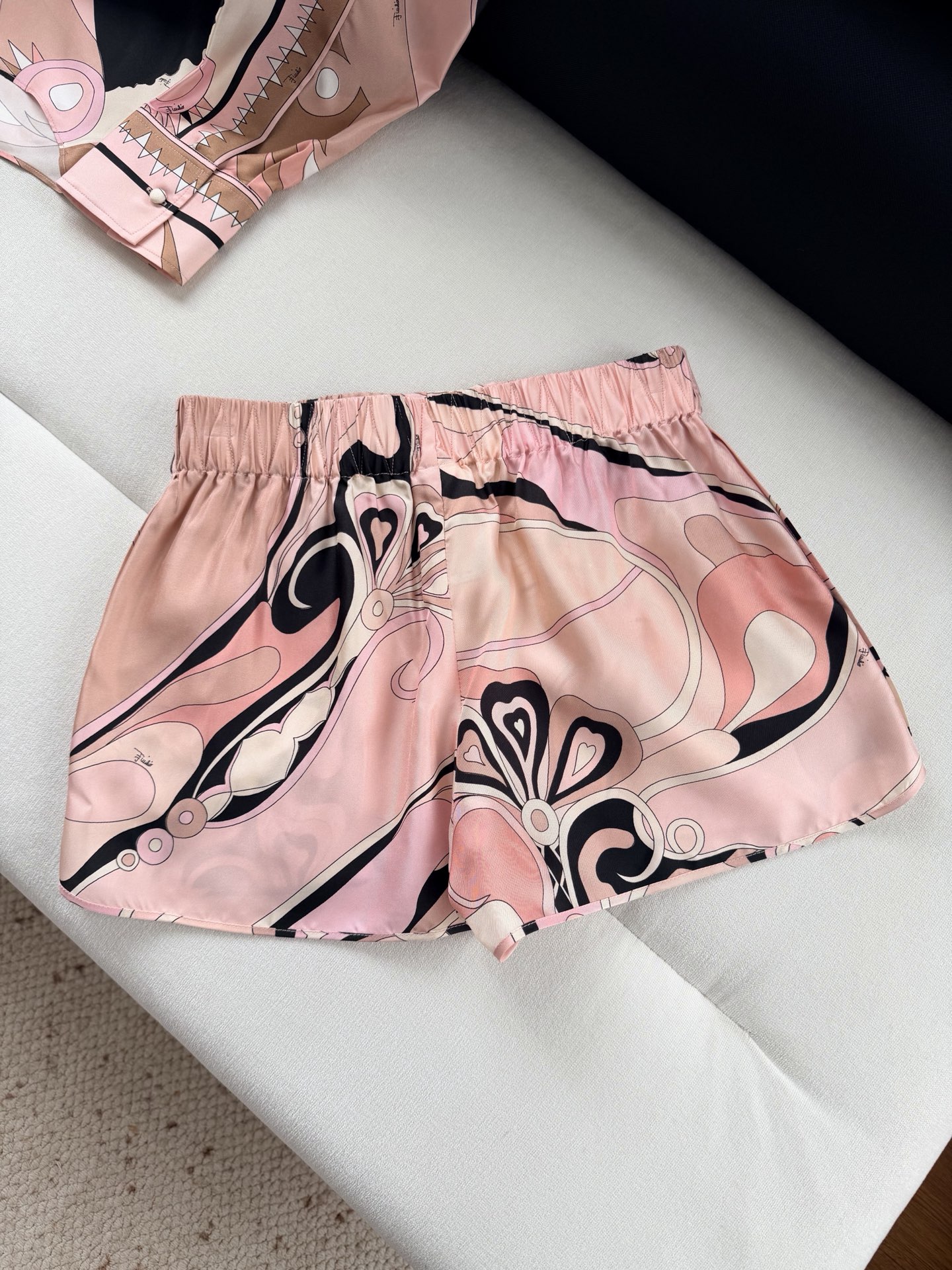 现货‼️‼️Stella真丝短裤✨重磅19姆米斜纹真丝，饰有Stella大理石纹随机印花，松紧弹力腰头，