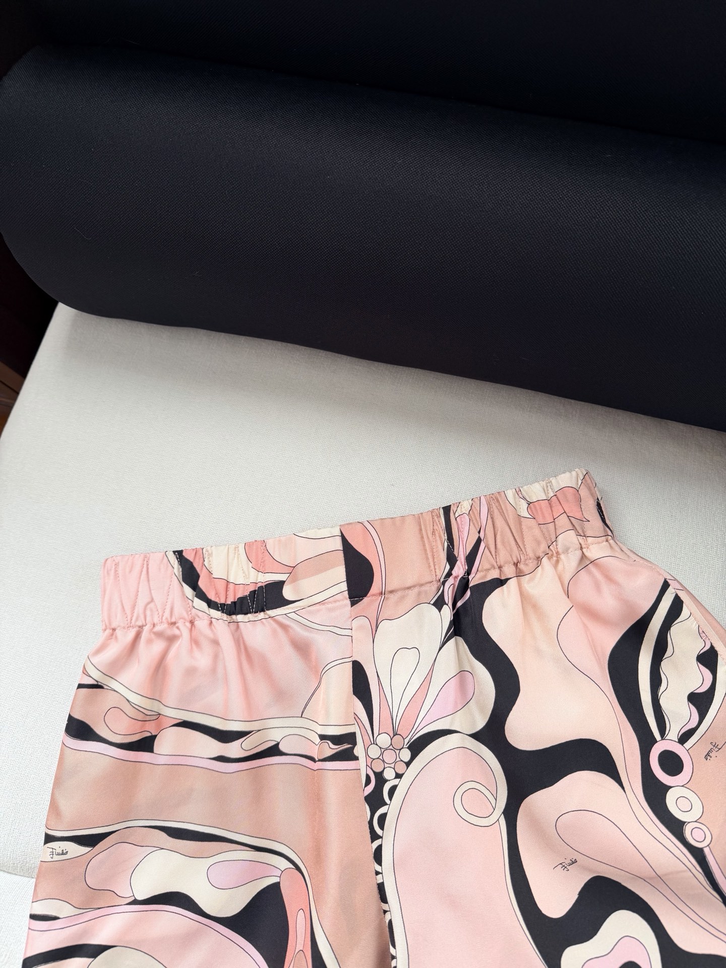 现货‼️‼️Stella真丝短裤✨重磅19姆米斜纹真丝，饰有Stella大理石纹随机印花，松紧弹力腰头，