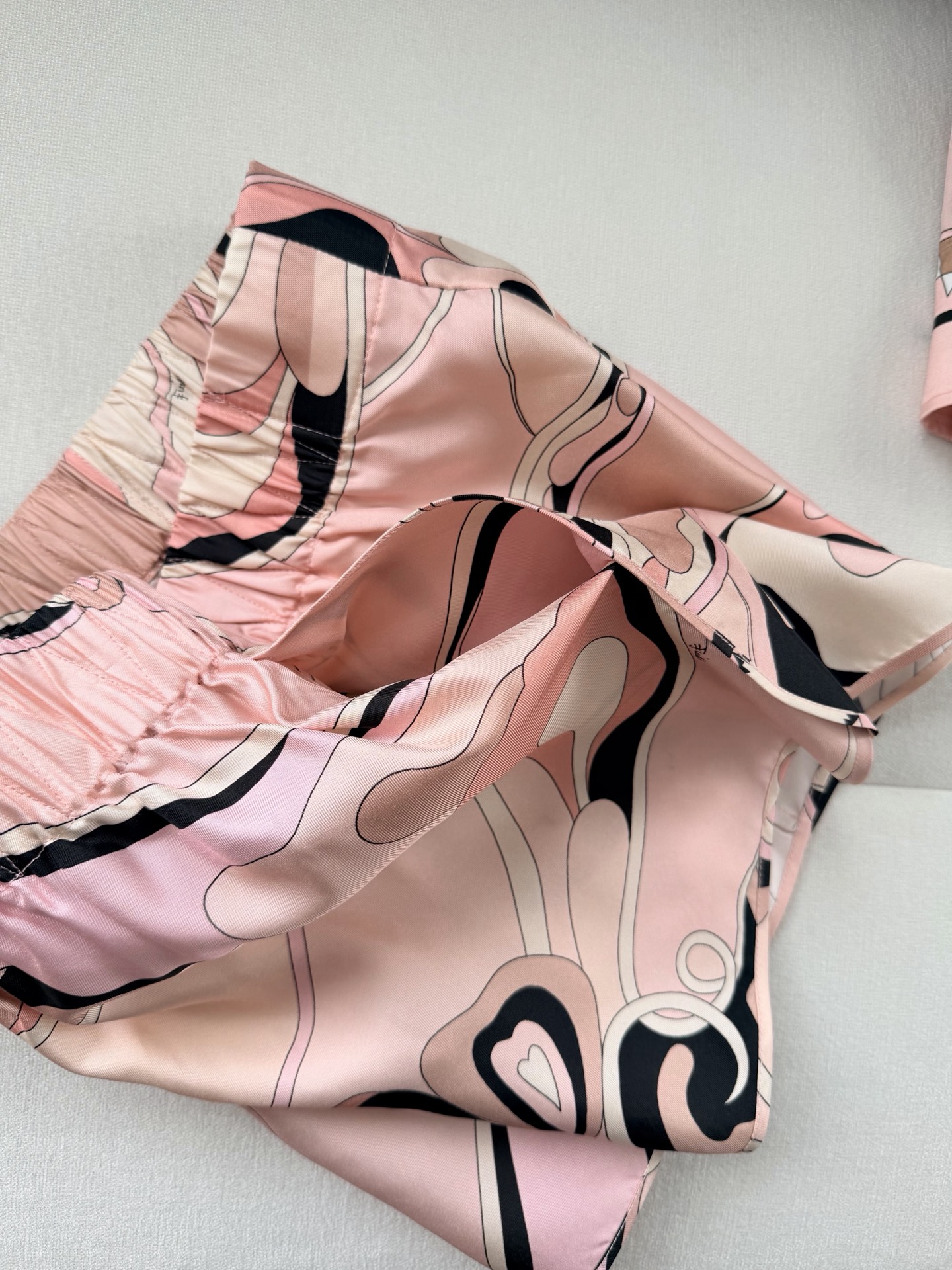 现货‼️‼️Stella真丝短裤✨重磅19姆米斜纹真丝，饰有Stella大理石纹随机印花，松紧弹力腰头，