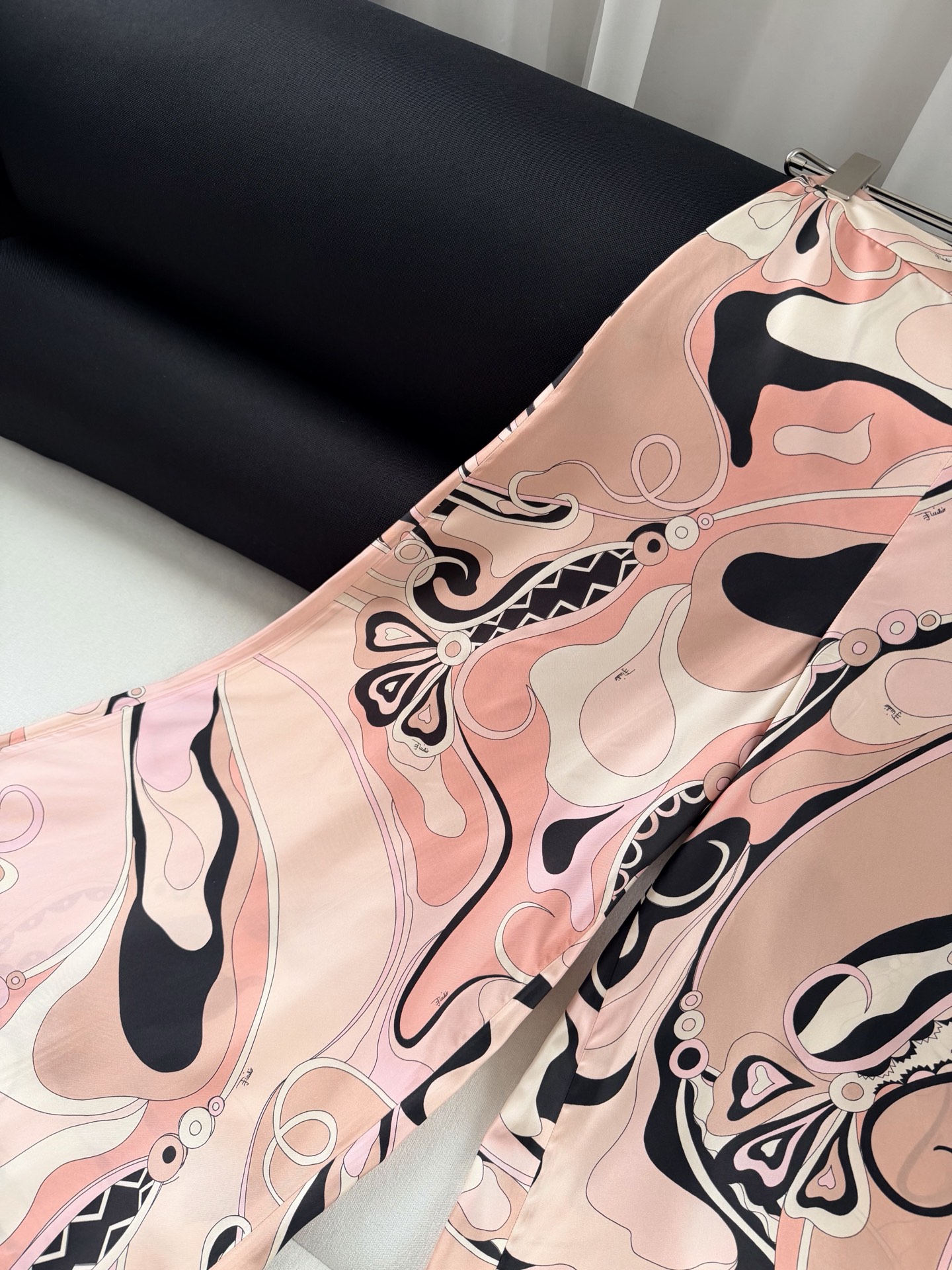 现货‼️‼️Stella真丝印花阔腿裤✨重磅19姆米斜纹真丝，饰有Stella大理石纹随机印花图案，侧拉