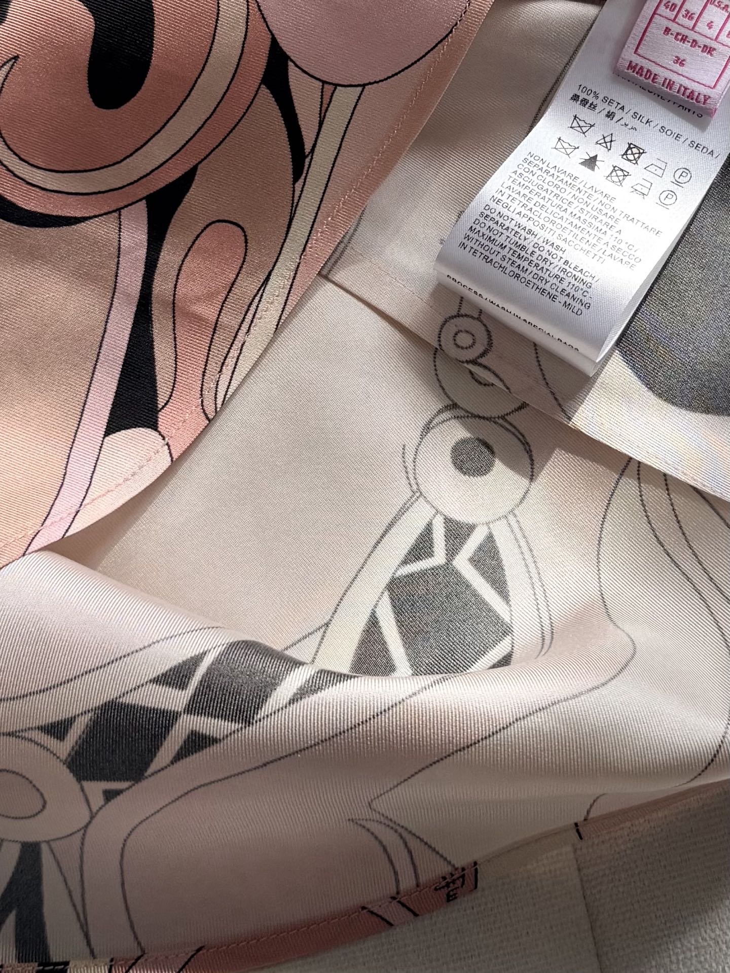 现货‼️‼️/Stella真丝吊带✨重磅19姆米斜纹真丝，饰有Stella大理石纹随机印花，V领设计 细