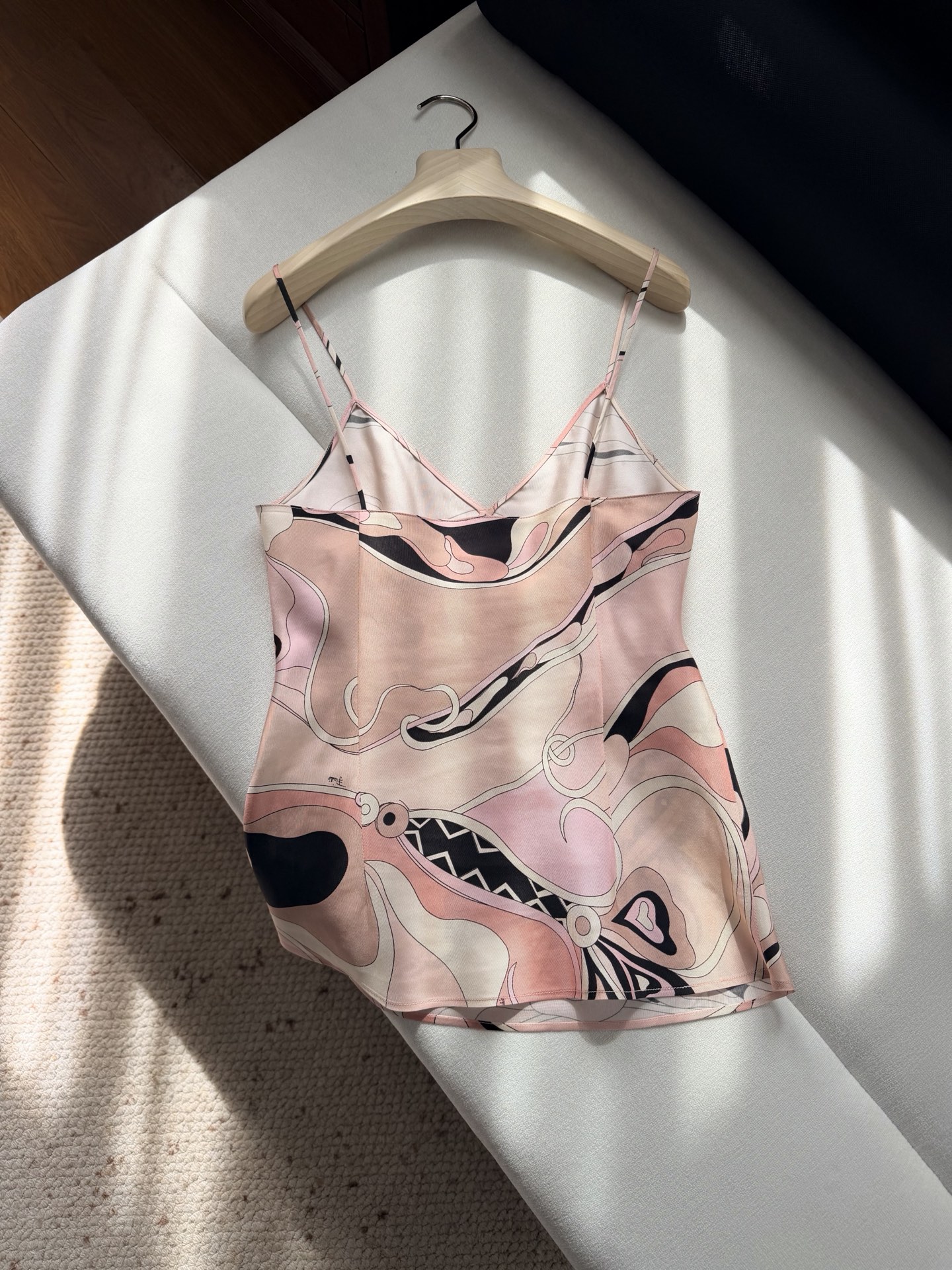 现货‼️‼️/Stella真丝吊带✨重磅19姆米斜纹真丝，饰有Stella大理石纹随机印花，V领设计 细