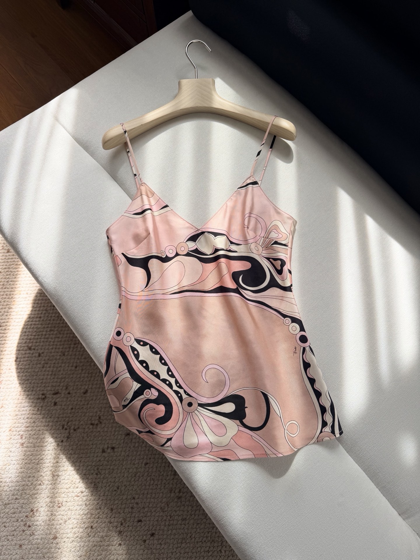 现货‼️‼️/Stella真丝吊带✨重磅19姆米斜纹真丝，饰有Stella大理石纹随机印花，V领设计 细