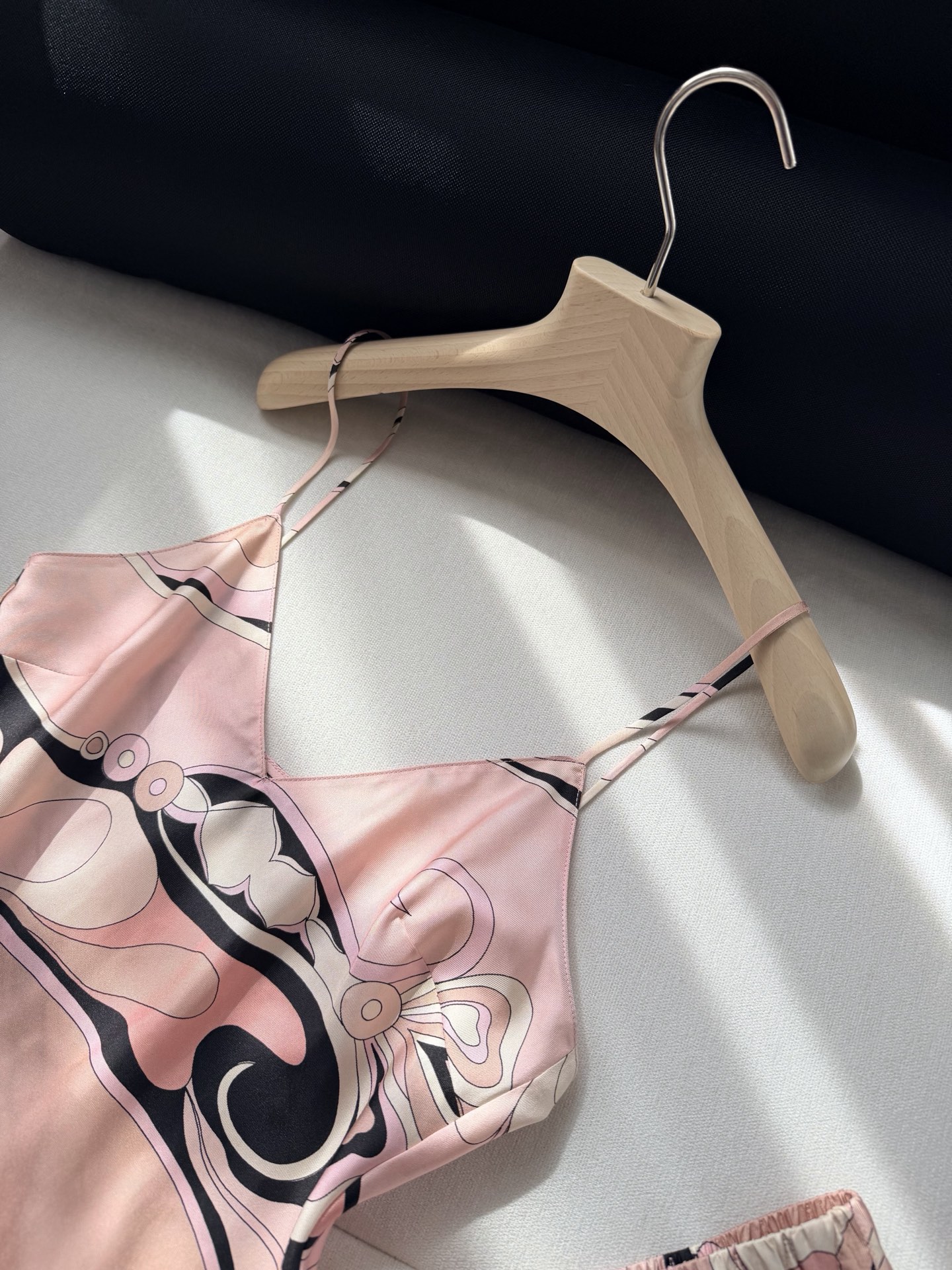 现货‼️‼️/Stella真丝吊带✨重磅19姆米斜纹真丝，饰有Stella大理石纹随机印花，V领设计 细