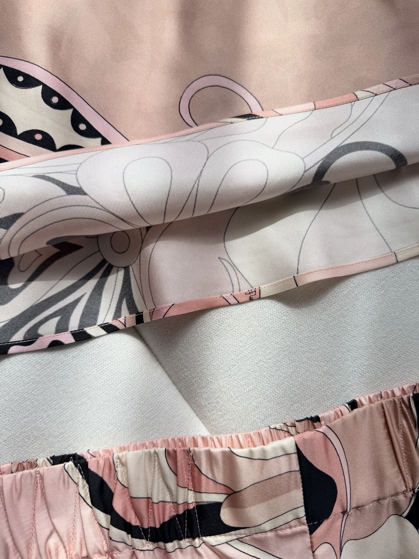 现货‼️‼️/Stella真丝吊带✨重磅19姆米斜纹真丝，饰有Stella大理石纹随机印花，V领设计 细