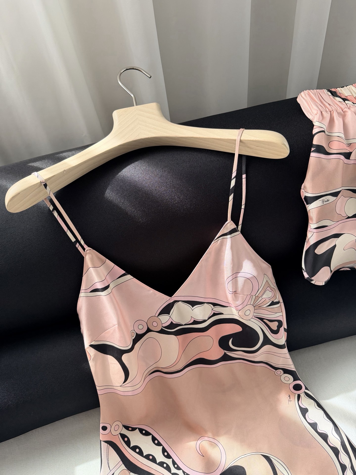 现货‼️‼️/Stella真丝吊带✨重磅19姆米斜纹真丝，饰有Stella大理石纹随机印花，V领设计 细