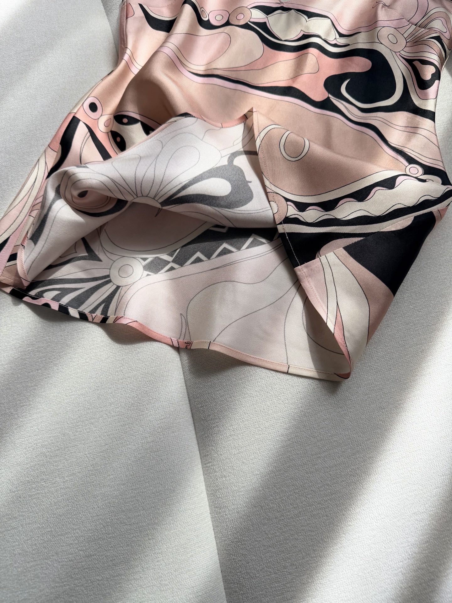 现货‼️‼️/Stella真丝吊带✨重磅19姆米斜纹真丝，饰有Stella大理石纹随机印花，V领设计 细