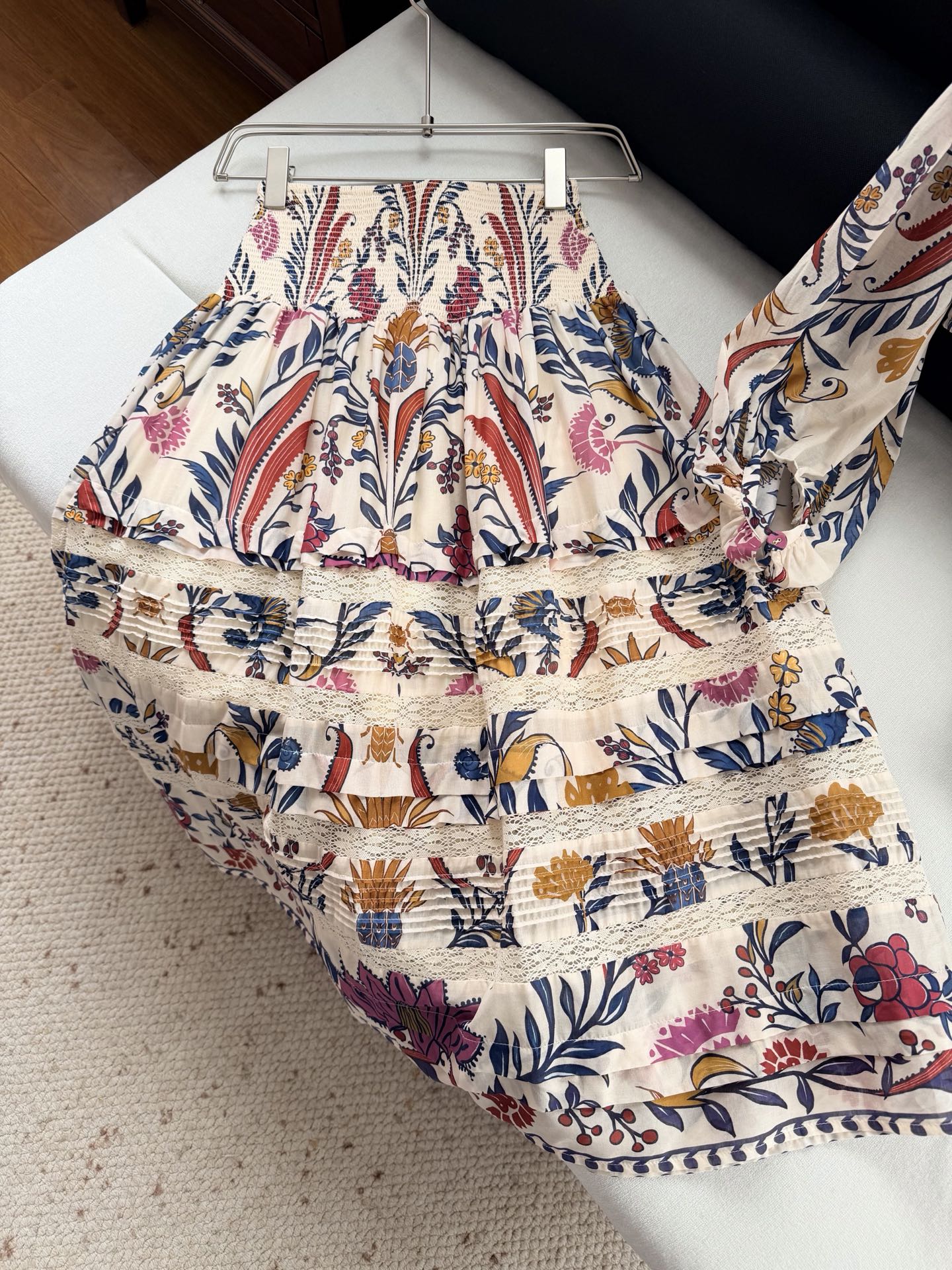 现货‼️‼️/打条蕾丝半裙✨很南法风情的花色，美的很丰富，太令人愉悦了，巴西的一个牌子，她们家印花做的还