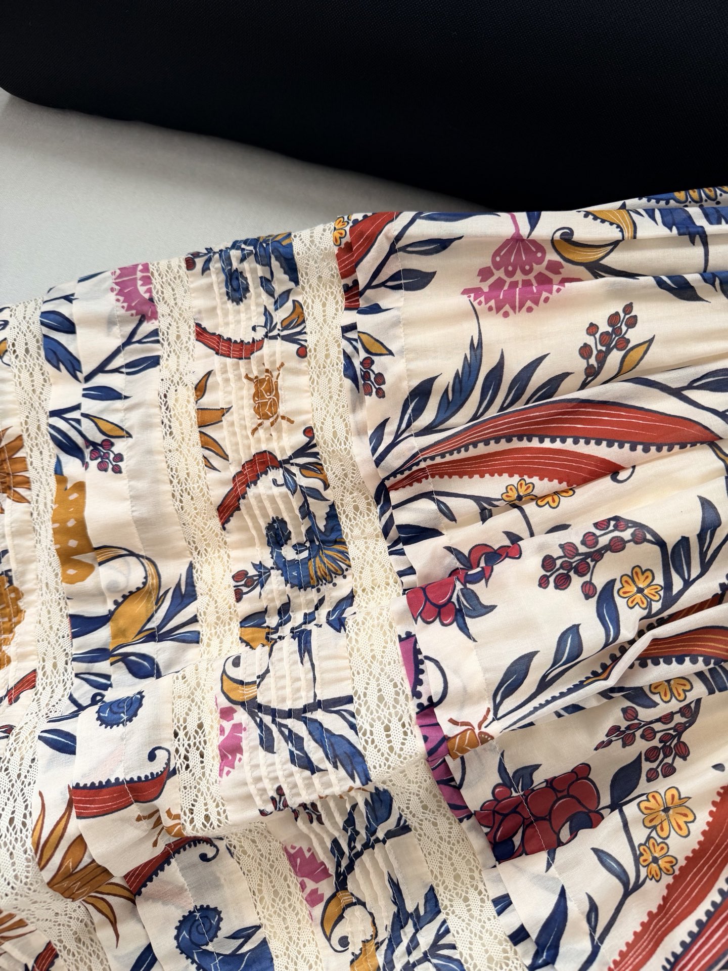 现货‼️‼️/打条蕾丝半裙✨很南法风情的花色，美的很丰富，太令人愉悦了，巴西的一个牌子，她们家印花做的还