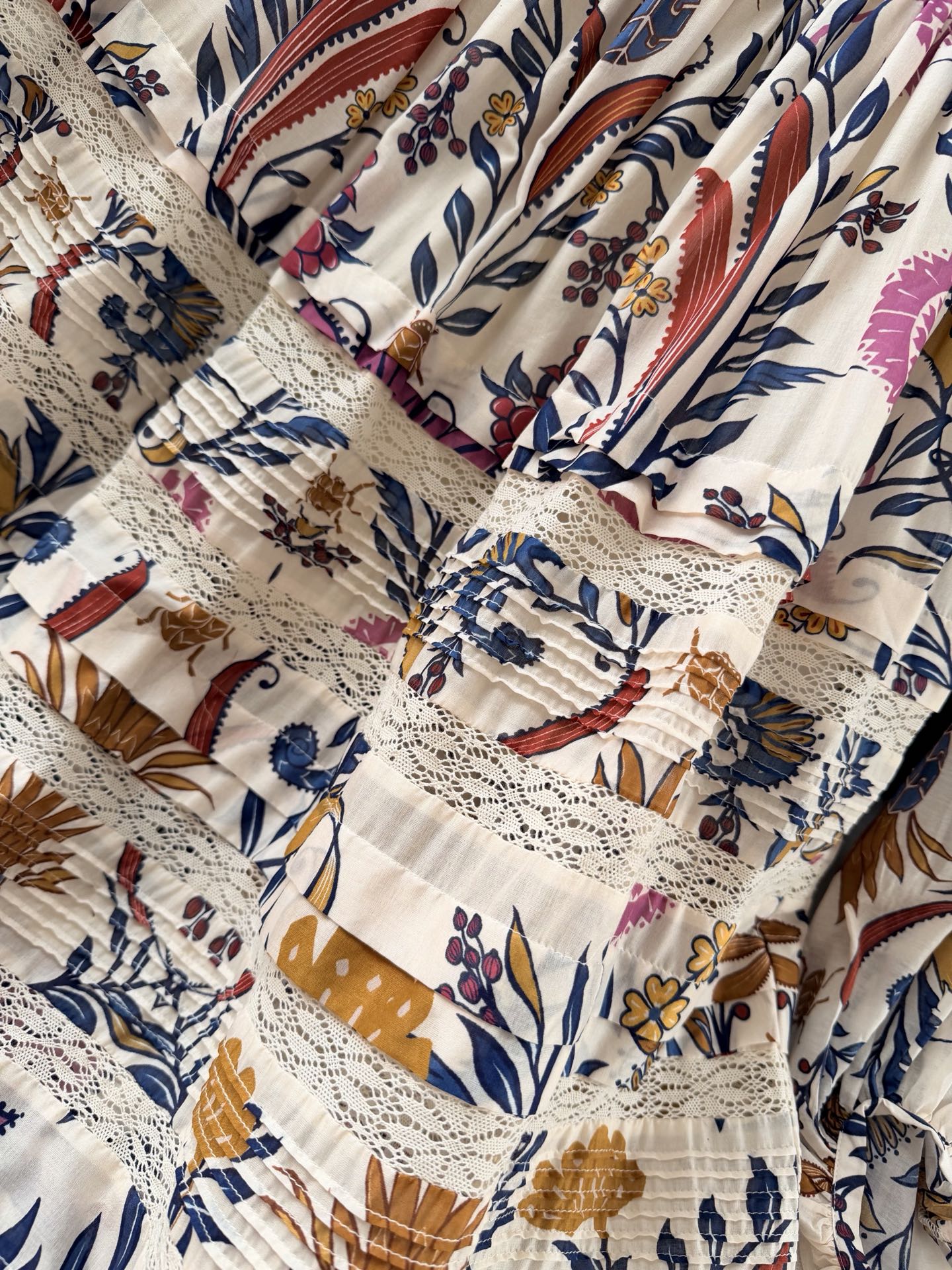 现货‼️‼️/打条蕾丝半裙✨很南法风情的花色，美的很丰富，太令人愉悦了，巴西的一个牌子，她们家印花做的还