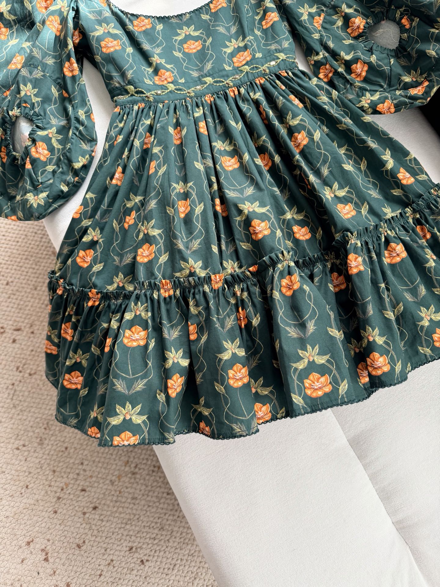 现货‼️‼️/灯笼袖腰钉珠连衣裙✨后背U型领口，腰间刺绣手工串珠，工艺非常唯美精细，全部是让人过目不忘的