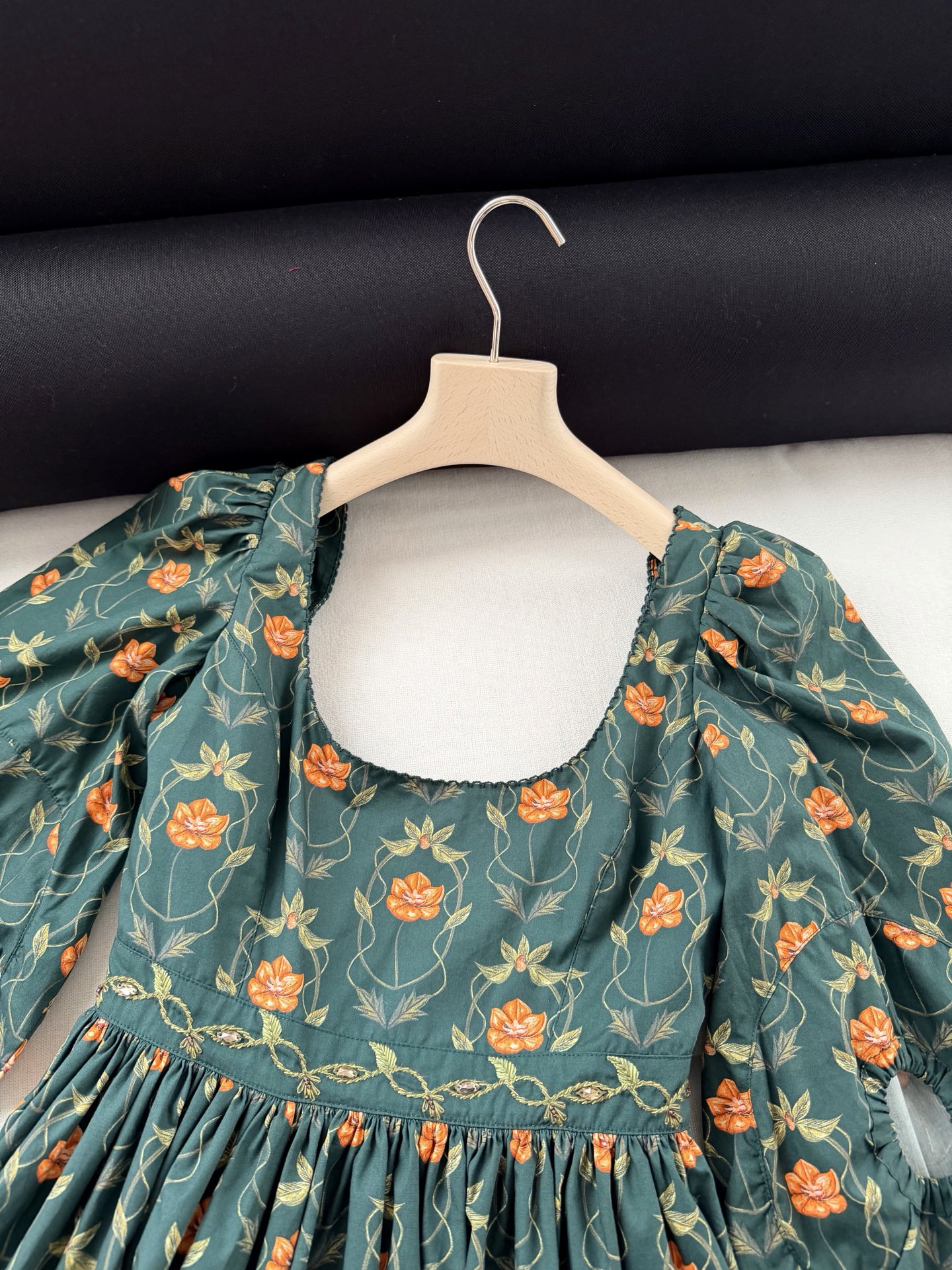 现货‼️‼️/灯笼袖腰钉珠连衣裙✨后背U型领口，腰间刺绣手工串珠，工艺非常唯美精细，全部是让人过目不忘的