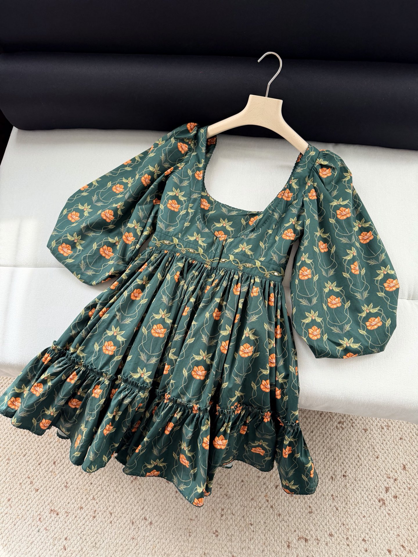 现货‼️‼️/灯笼袖腰钉珠连衣裙✨后背U型领口，腰间刺绣手工串珠，工艺非常唯美精细，全部是让人过目不忘的