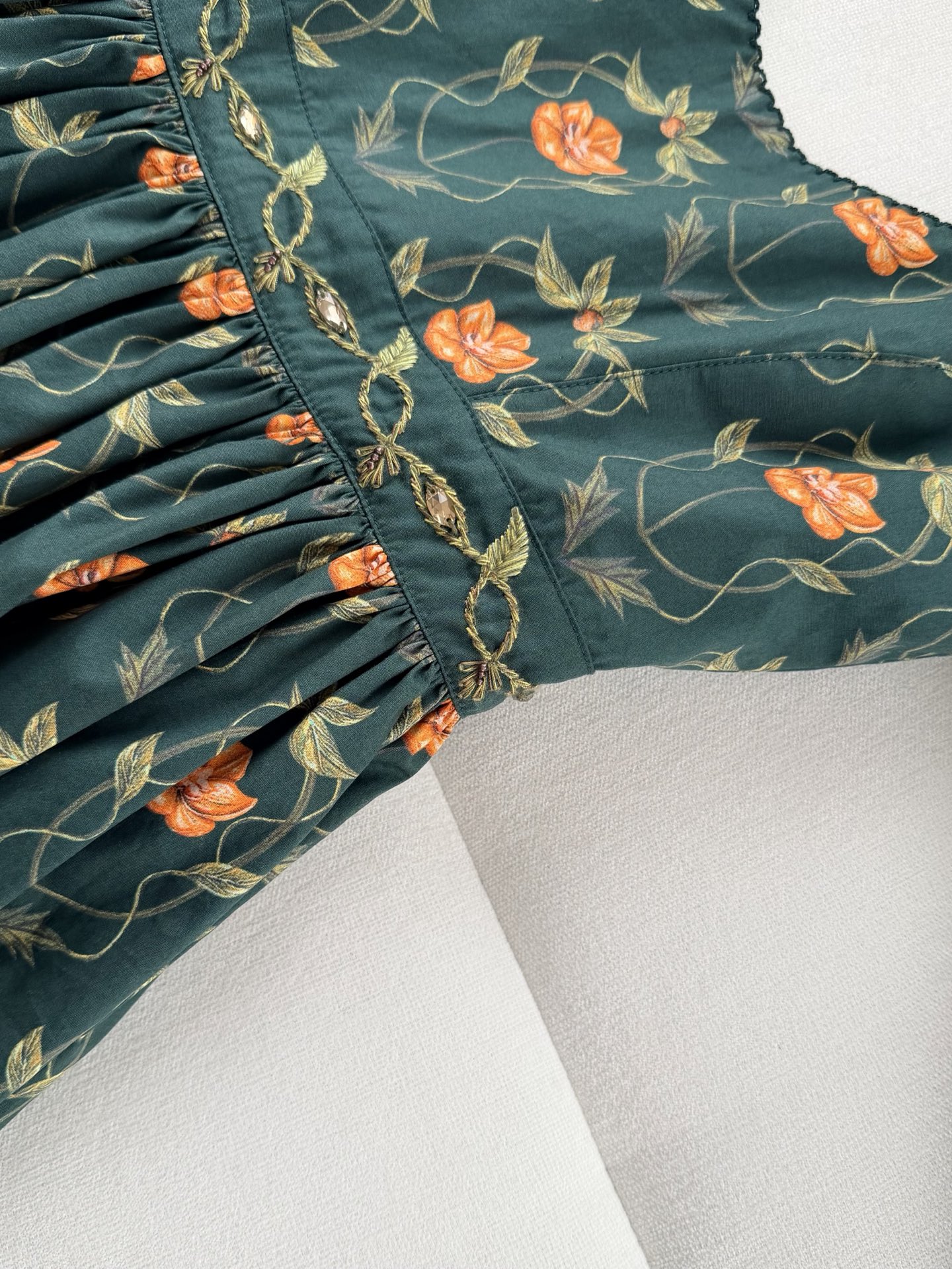 现货‼️‼️/灯笼袖腰钉珠连衣裙✨后背U型领口，腰间刺绣手工串珠，工艺非常唯美精细，全部是让人过目不忘的