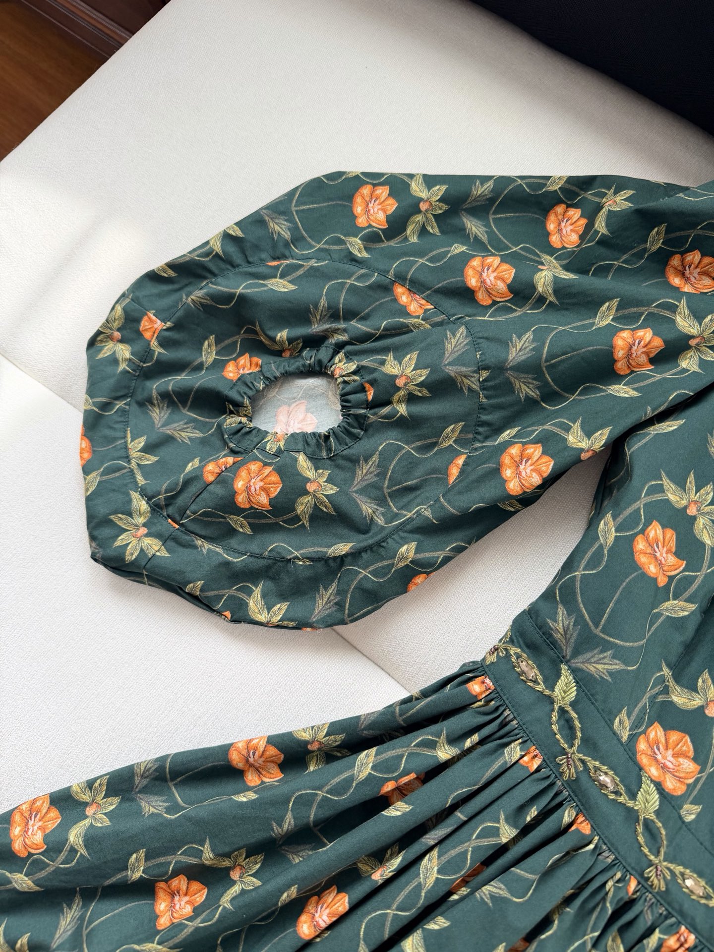 现货‼️‼️/灯笼袖腰钉珠连衣裙✨后背U型领口，腰间刺绣手工串珠，工艺非常唯美精细，全部是让人过目不忘的