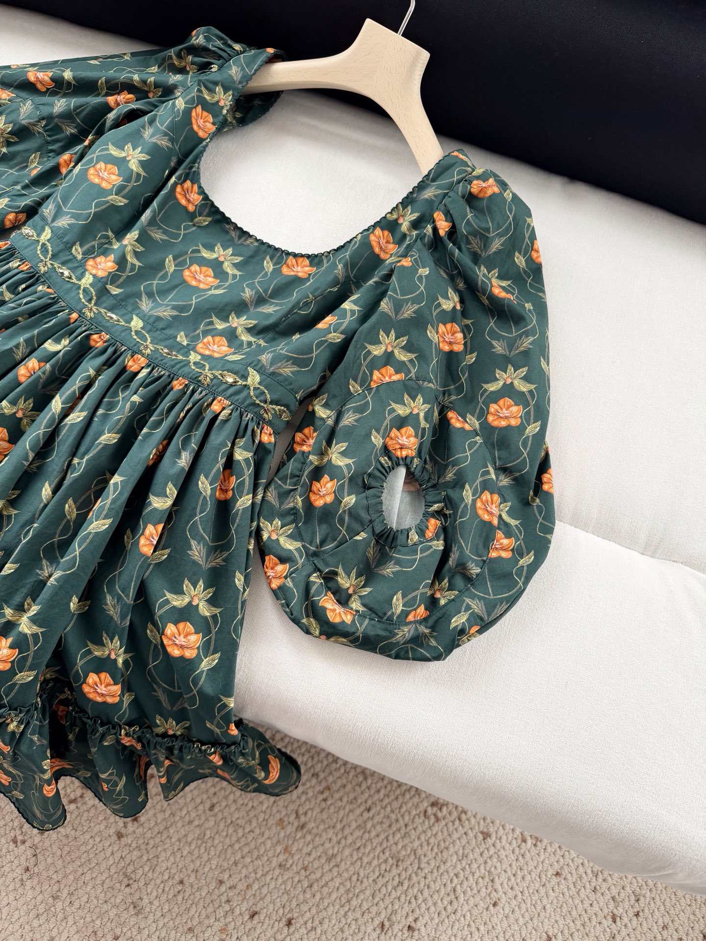 现货‼️‼️/灯笼袖腰钉珠连衣裙✨后背U型领口，腰间刺绣手工串珠，工艺非常唯美精细，全部是让人过目不忘的