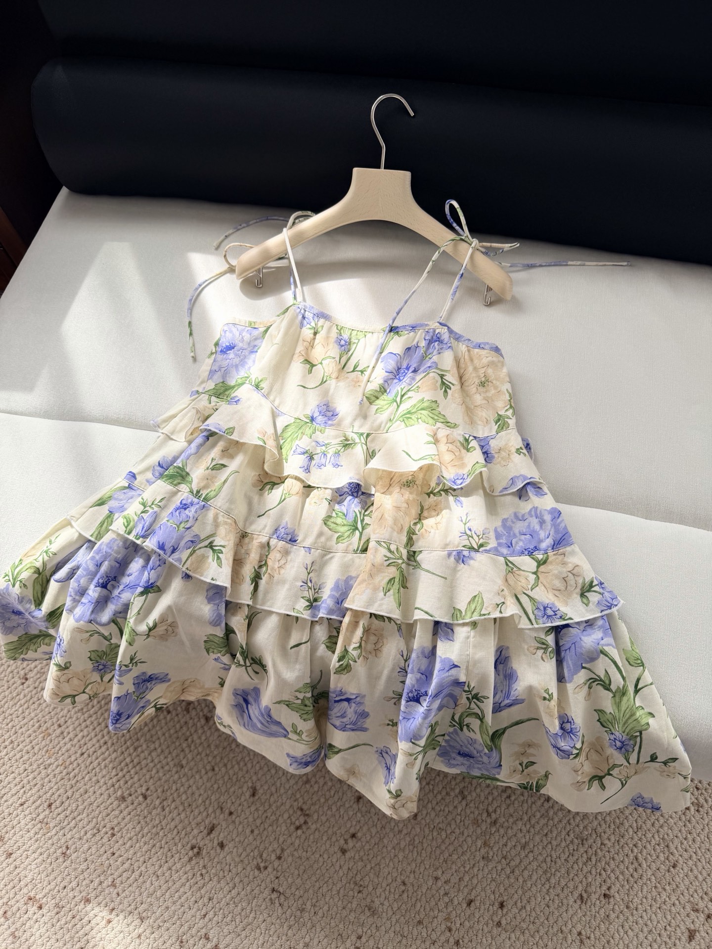 现货‼️‼️🛒款号5/吊带连衣裙✨沉静温柔的花朵印花，赋予这条裙子别样的生命力，将微风拂过花草枝叶的那种