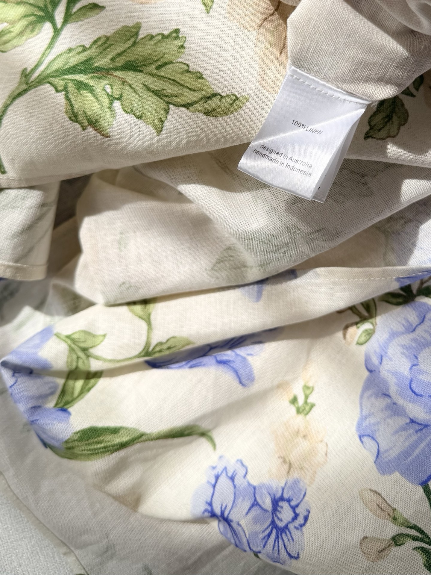 现货‼️‼️🛒款号5/吊带连衣裙✨沉静温柔的花朵印花，赋予这条裙子别样的生命力，将微风拂过花草枝叶的那种