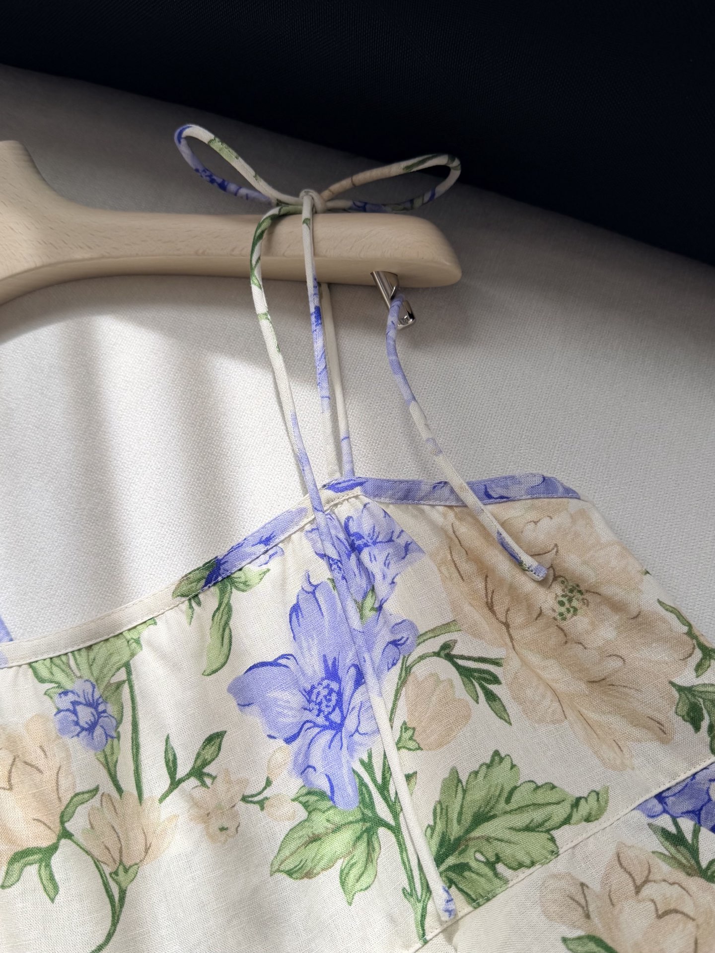 现货‼️‼️🛒款号5/吊带连衣裙✨沉静温柔的花朵印花，赋予这条裙子别样的生命力，将微风拂过花草枝叶的那种