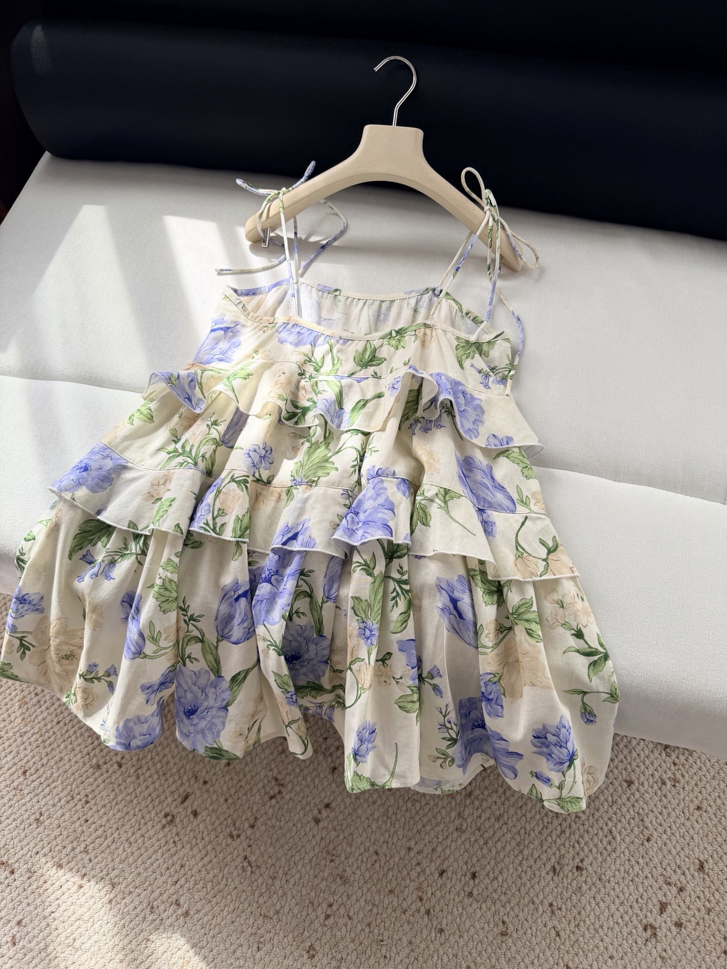 现货‼️‼️🛒款号5/吊带连衣裙✨沉静温柔的花朵印花，赋予这条裙子别样的生命力，将微风拂过花草枝叶的那种