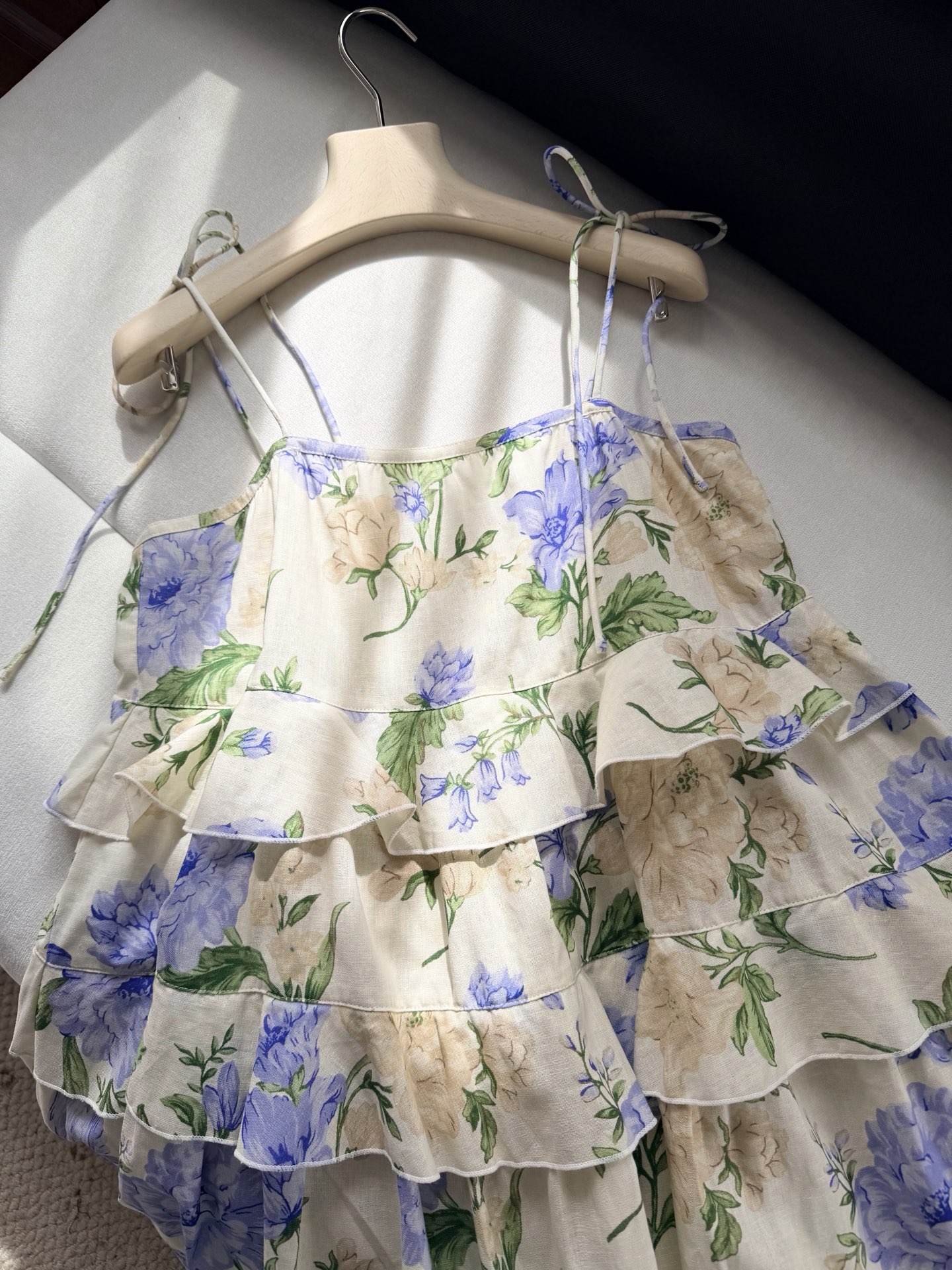 现货‼️‼️🛒款号5/吊带连衣裙✨沉静温柔的花朵印花，赋予这条裙子别样的生命力，将微风拂过花草枝叶的那种