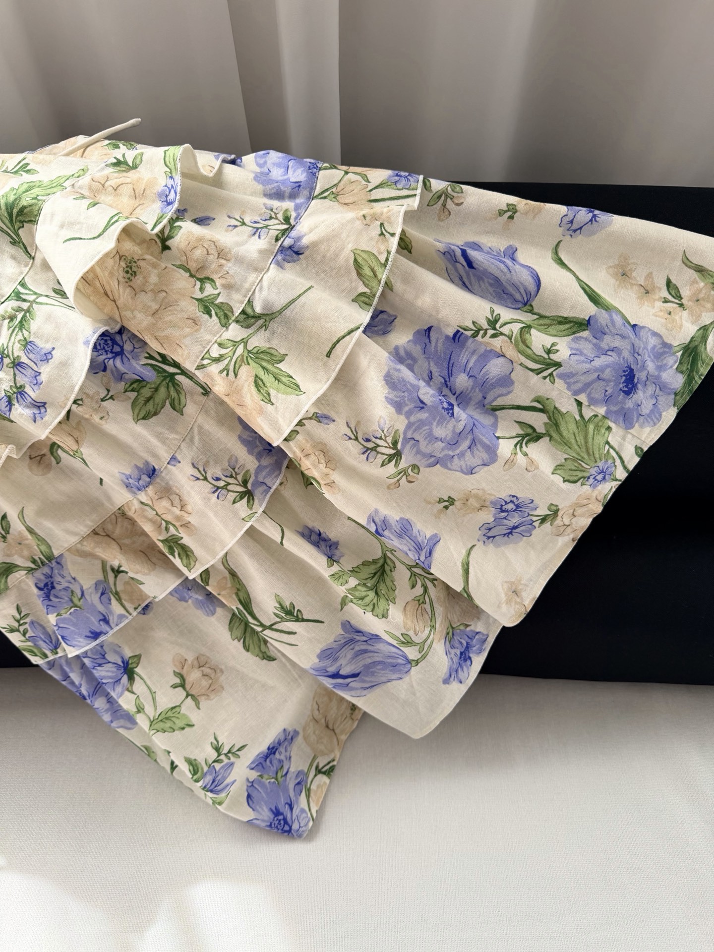 现货‼️‼️🛒款号5/吊带连衣裙✨沉静温柔的花朵印花，赋予这条裙子别样的生命力，将微风拂过花草枝叶的那种