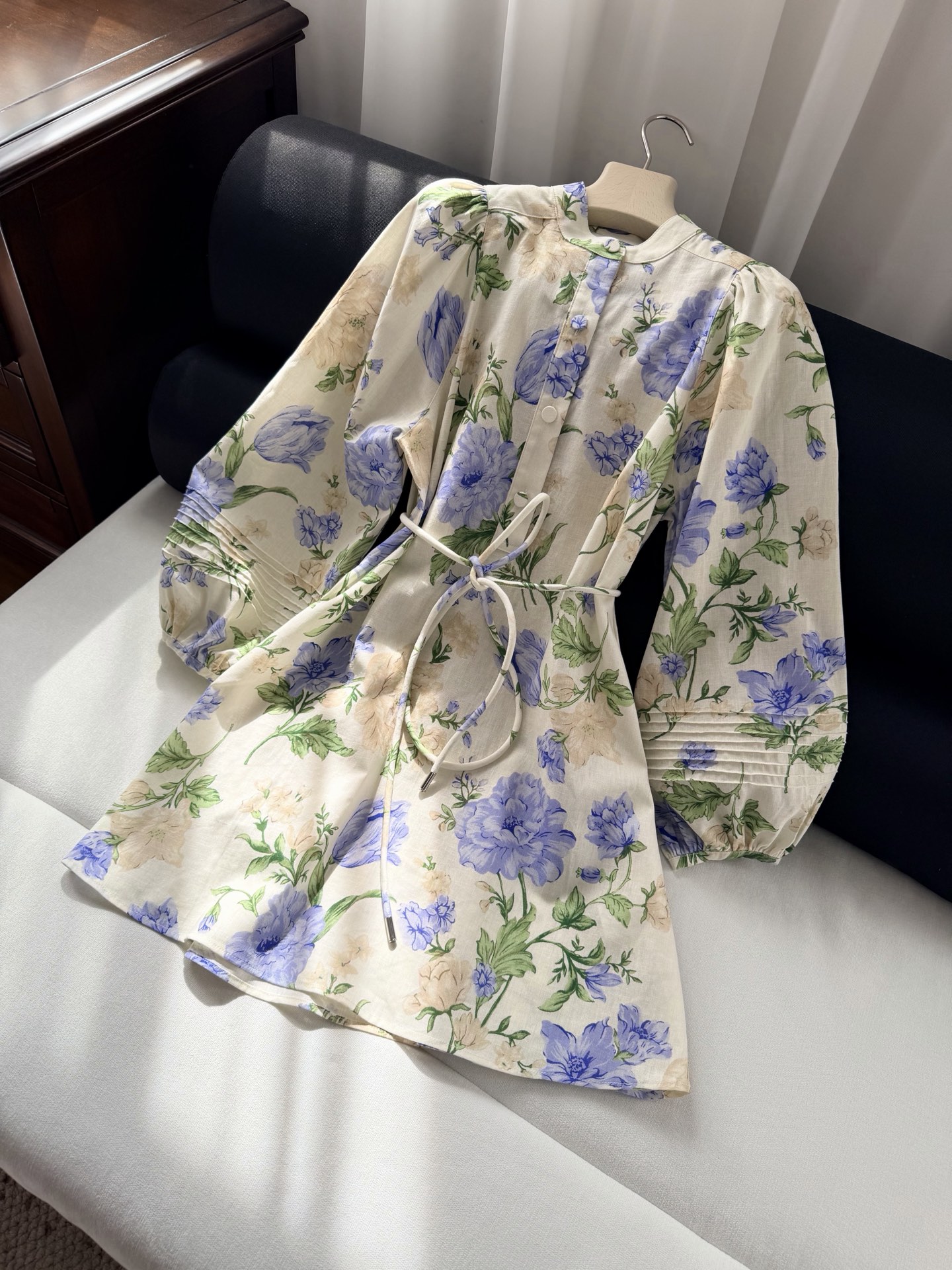 现货‼️‼️🛒款号53/泡泡袖连衣裙✨沉静温柔的花朵印花，赋予这条裙子别样的生命力，将微风拂过花草枝叶的