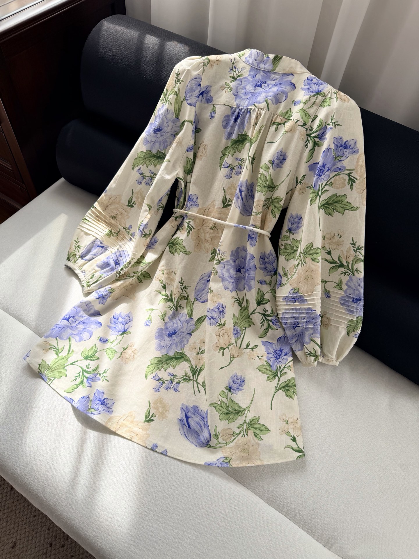 现货‼️‼️🛒款号53/泡泡袖连衣裙✨沉静温柔的花朵印花，赋予这条裙子别样的生命力，将微风拂过花草枝叶的