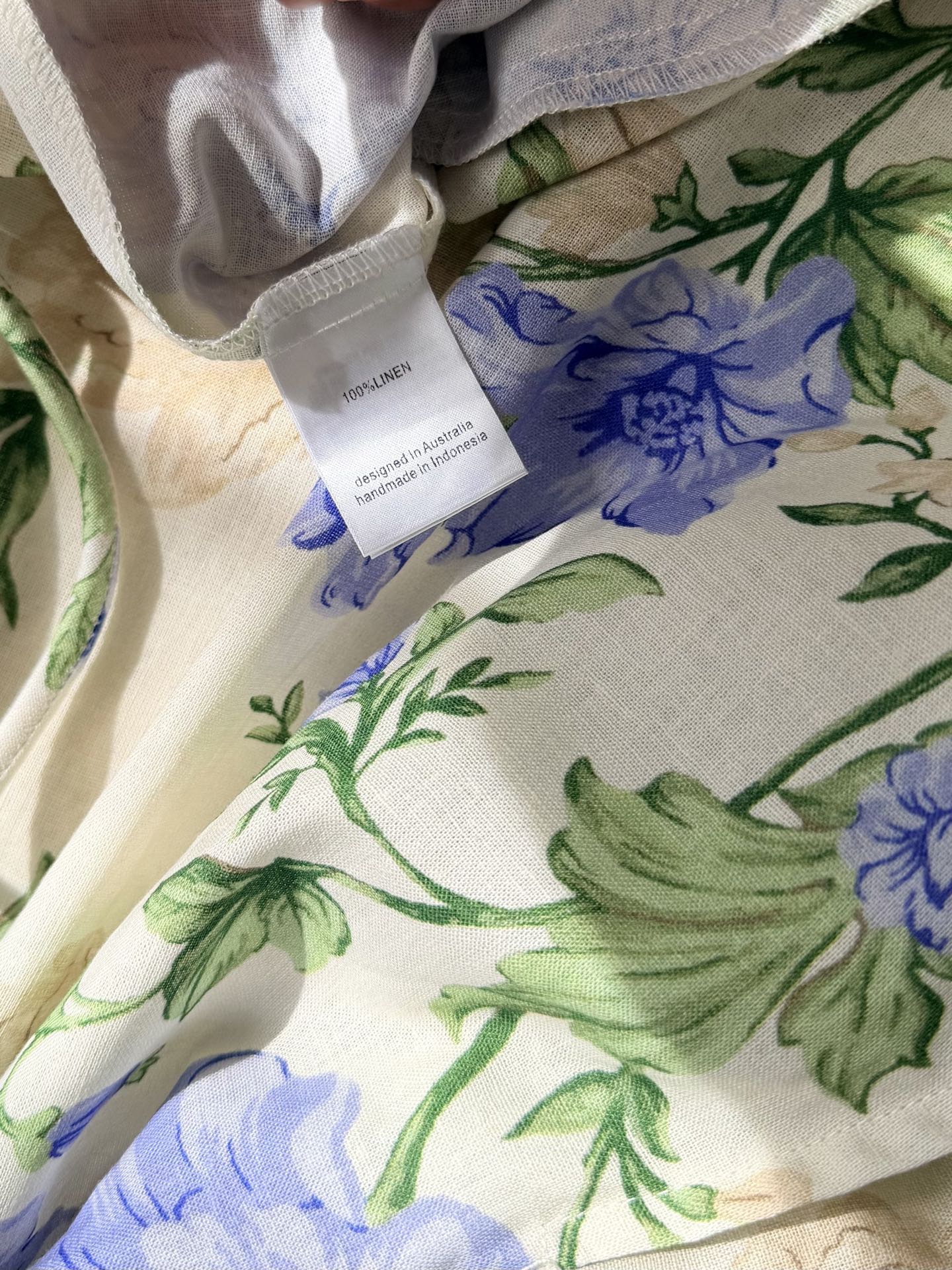 现货‼️‼️🛒款号53/泡泡袖连衣裙✨沉静温柔的花朵印花，赋予这条裙子别样的生命力，将微风拂过花草枝叶的