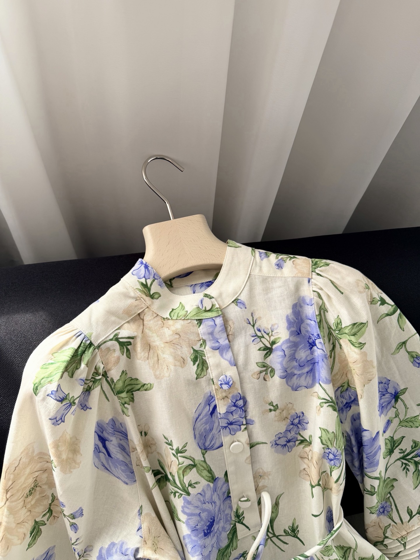 现货‼️‼️🛒款号53/泡泡袖连衣裙✨沉静温柔的花朵印花，赋予这条裙子别样的生命力，将微风拂过花草枝叶的