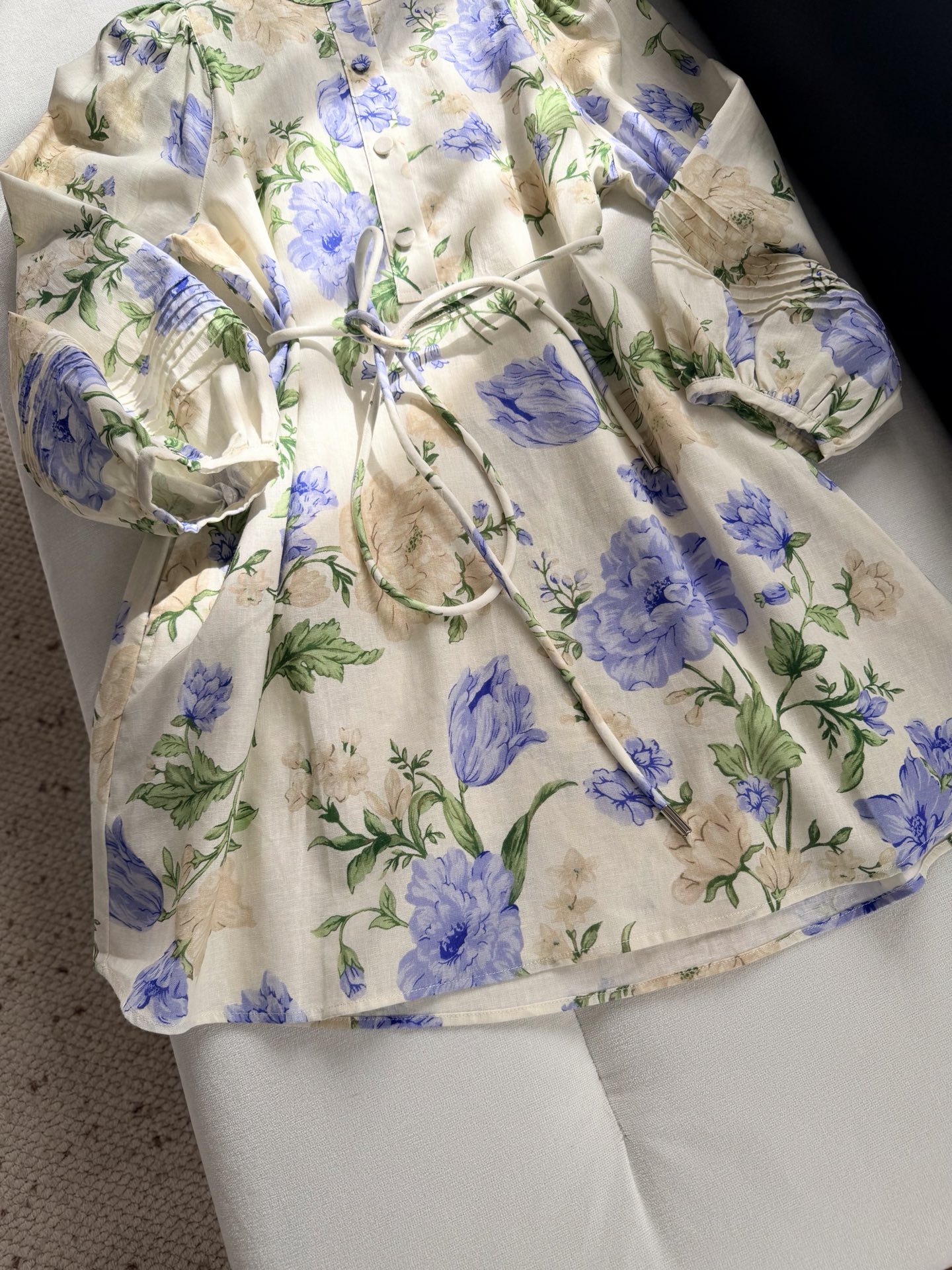 现货‼️‼️🛒款号53/泡泡袖连衣裙✨沉静温柔的花朵印花，赋予这条裙子别样的生命力，将微风拂过花草枝叶的