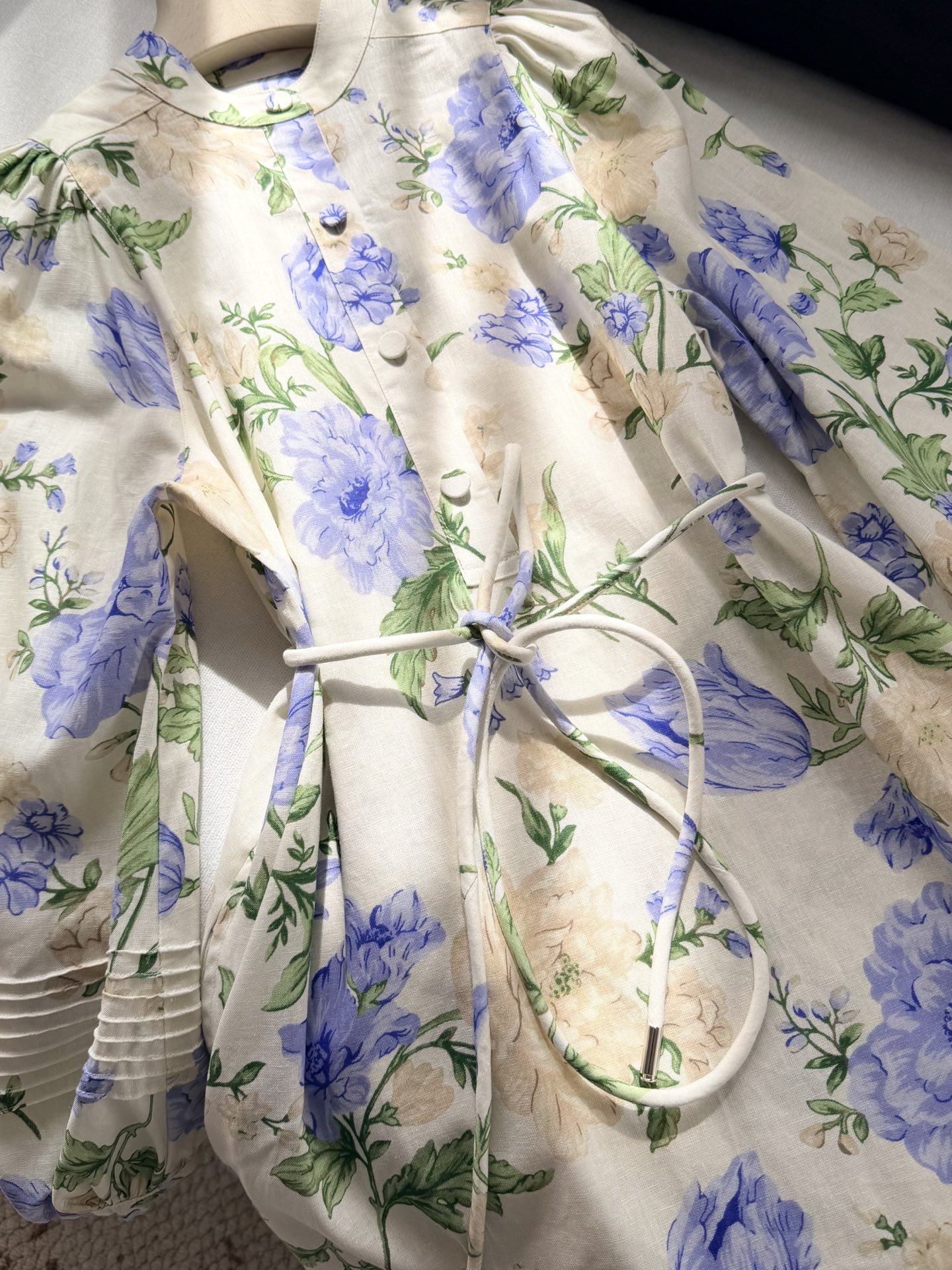 现货‼️‼️🛒款号53/泡泡袖连衣裙✨沉静温柔的花朵印花，赋予这条裙子别样的生命力，将微风拂过花草枝叶的