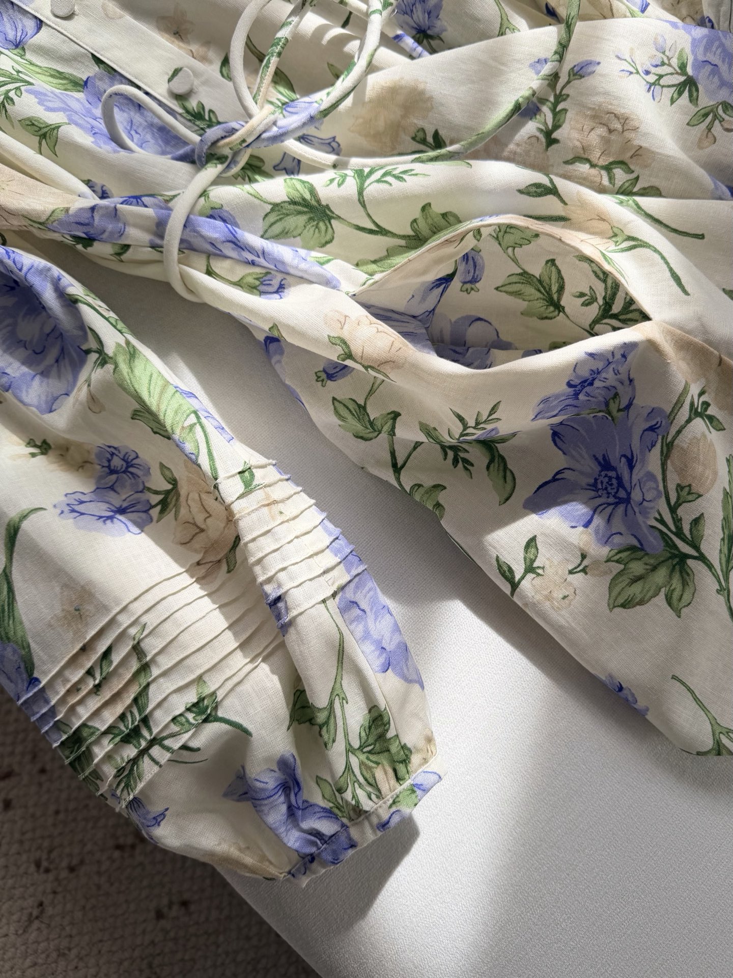 现货‼️‼️🛒款号53/泡泡袖连衣裙✨沉静温柔的花朵印花，赋予这条裙子别样的生命力，将微风拂过花草枝叶的