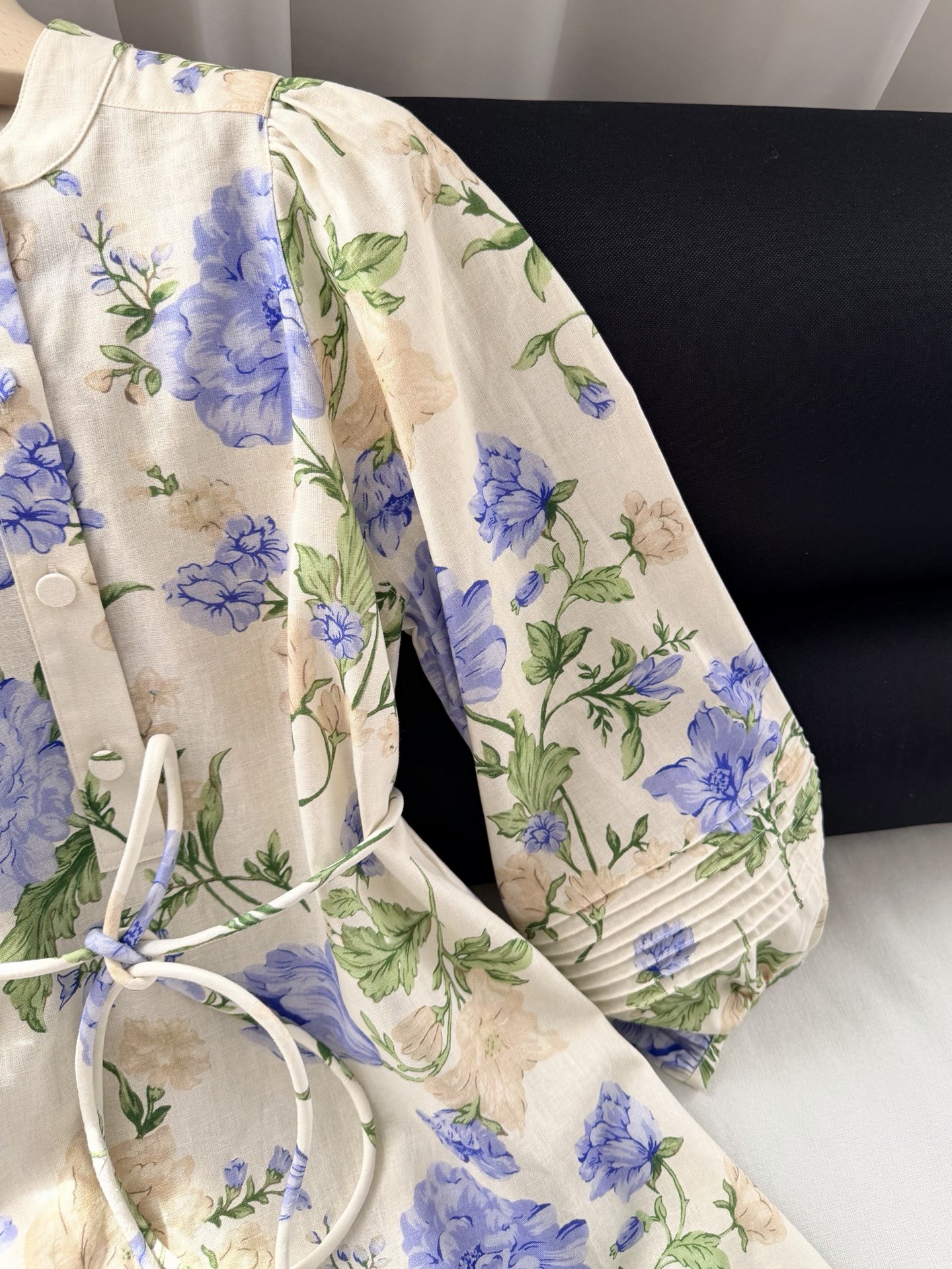 现货‼️‼️🛒款号53/泡泡袖连衣裙✨沉静温柔的花朵印花，赋予这条裙子别样的生命力，将微风拂过花草枝叶的