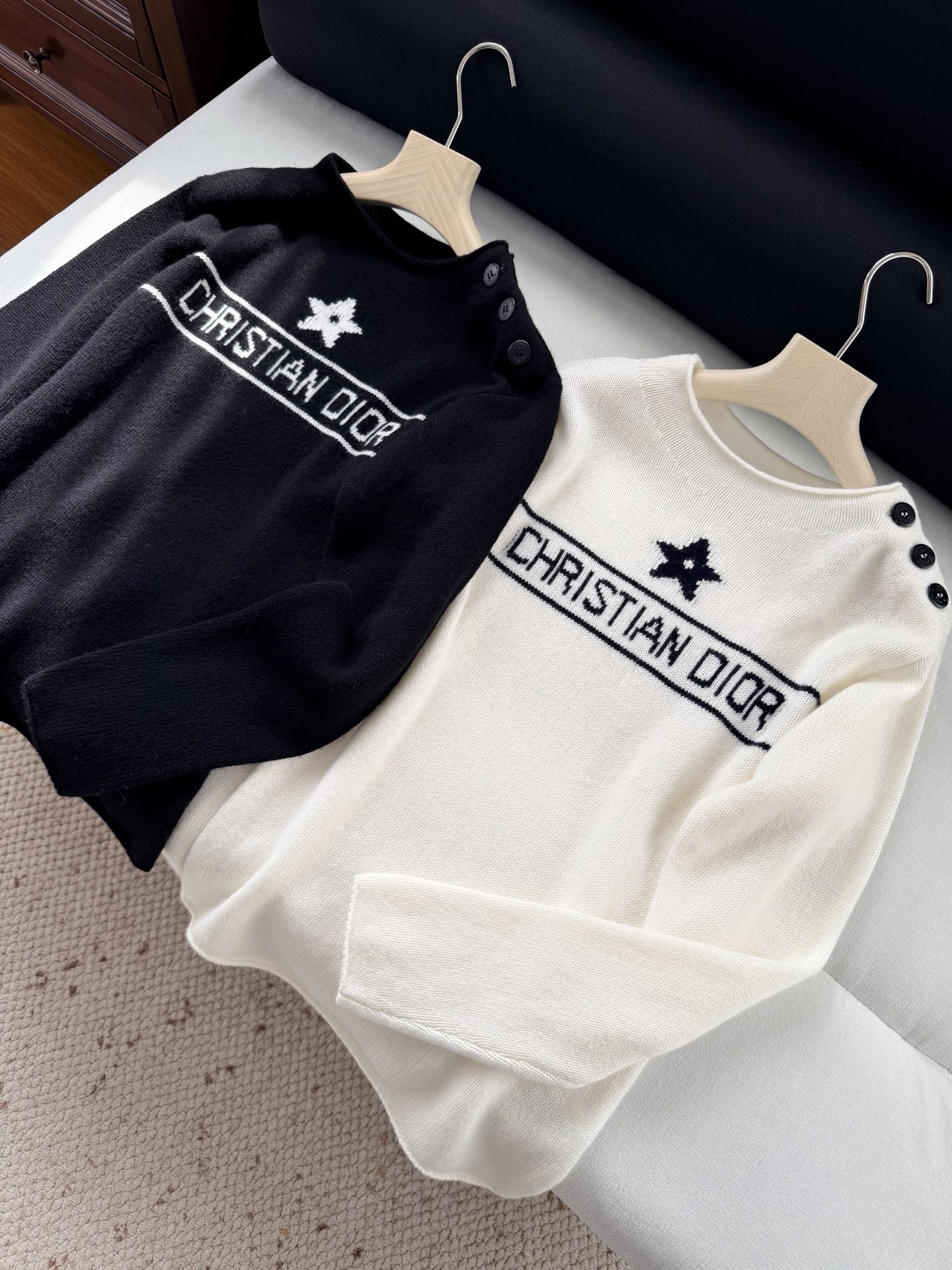 现货‼️‼️🛒款号9/幸运星肩扣毛衣✨山羊绒🐏材质精心制作，又是一款经典款，正面饰以幸运星嵌织提花，我们