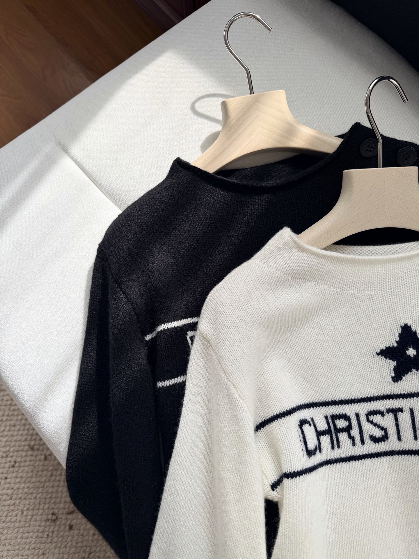 现货‼️‼️🛒款号9/幸运星肩扣毛衣✨山羊绒🐏材质精心制作，又是一款经典款，正面饰以幸运星嵌织提花，我们