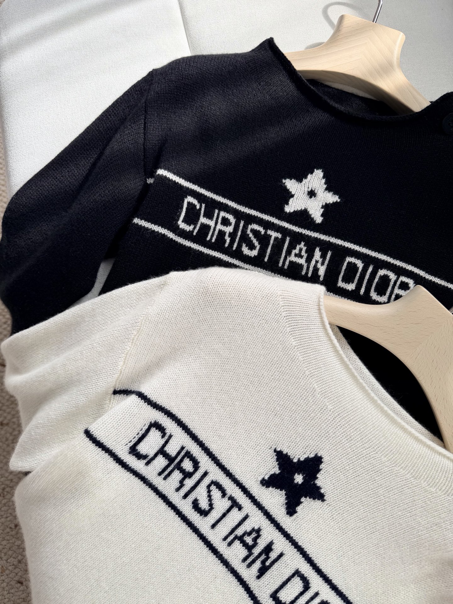 现货‼️‼️🛒款号9/幸运星肩扣毛衣✨山羊绒🐏材质精心制作，又是一款经典款，正面饰以幸运星嵌织提花，我们