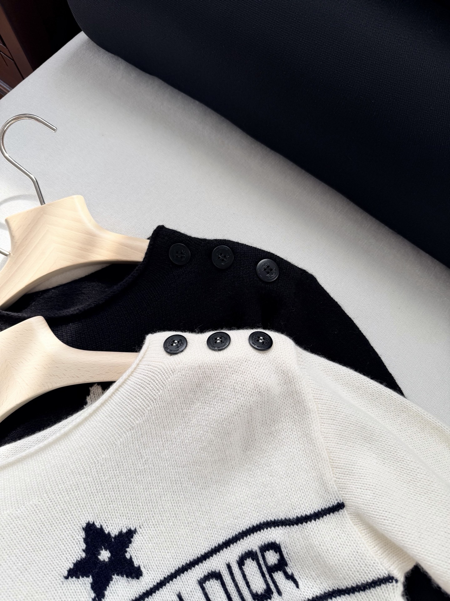 现货‼️‼️🛒款号9/幸运星肩扣毛衣✨山羊绒🐏材质精心制作，又是一款经典款，正面饰以幸运星嵌织提花，我们