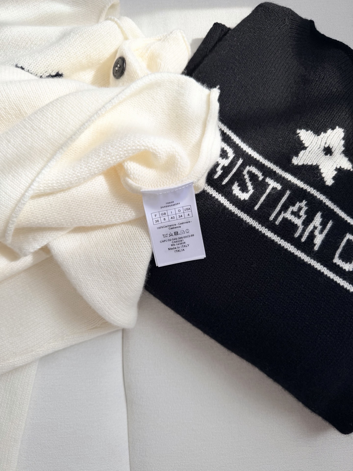 现货‼️‼️🛒款号9/幸运星肩扣毛衣✨山羊绒🐏材质精心制作，又是一款经典款，正面饰以幸运星嵌织提花，我们