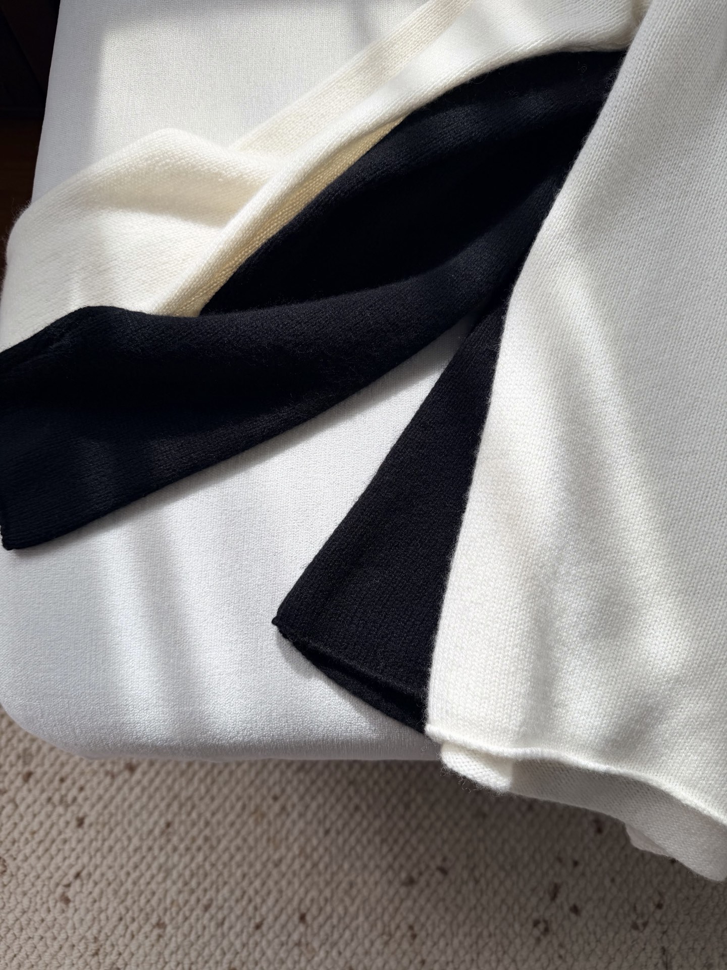 现货‼️‼️🛒款号9/幸运星肩扣毛衣✨山羊绒🐏材质精心制作，又是一款经典款，正面饰以幸运星嵌织提花，我们