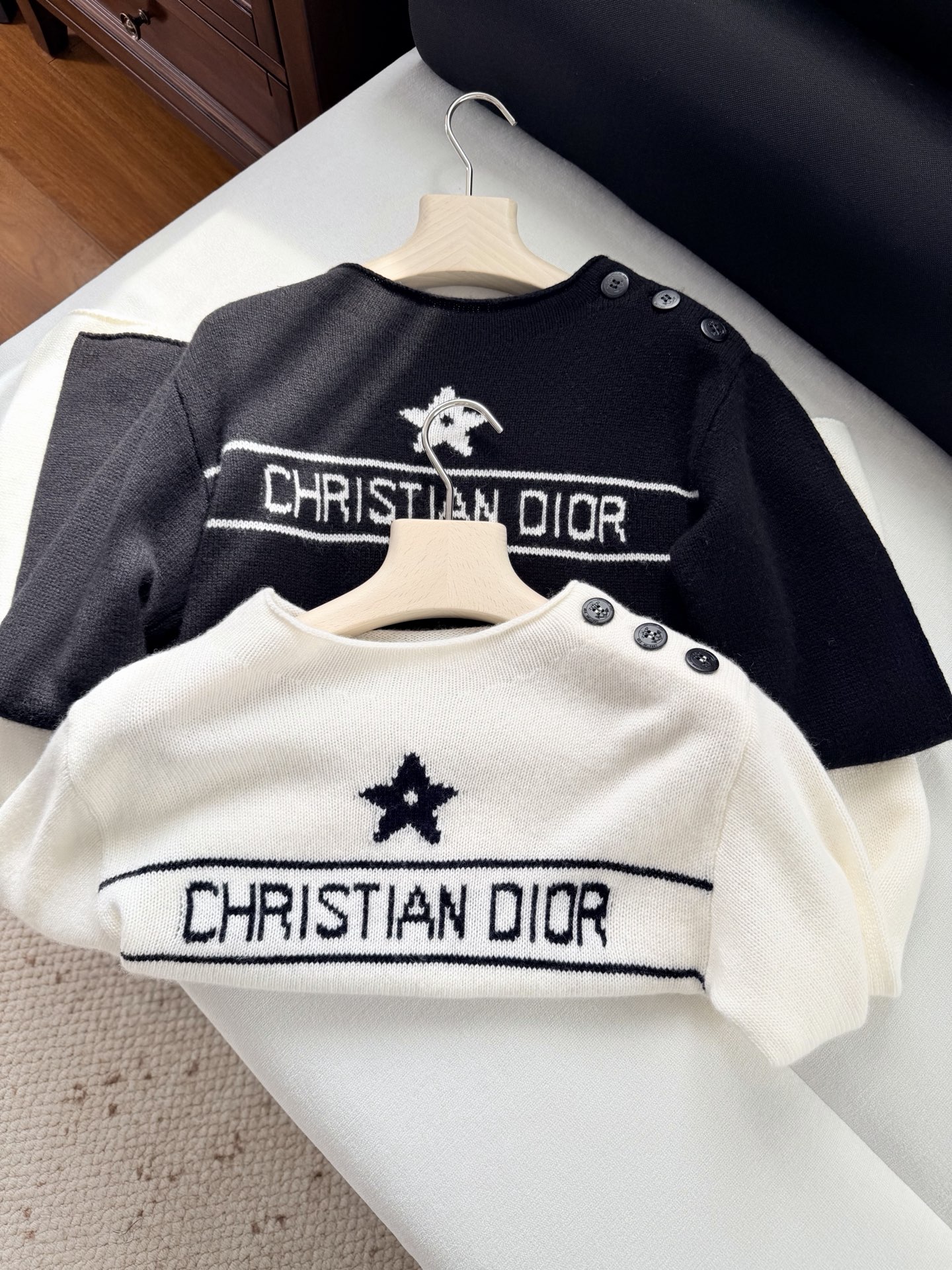 现货‼️‼️🛒款号9/幸运星肩扣毛衣✨山羊绒🐏材质精心制作，又是一款经典款，正面饰以幸运星嵌织提花，我们