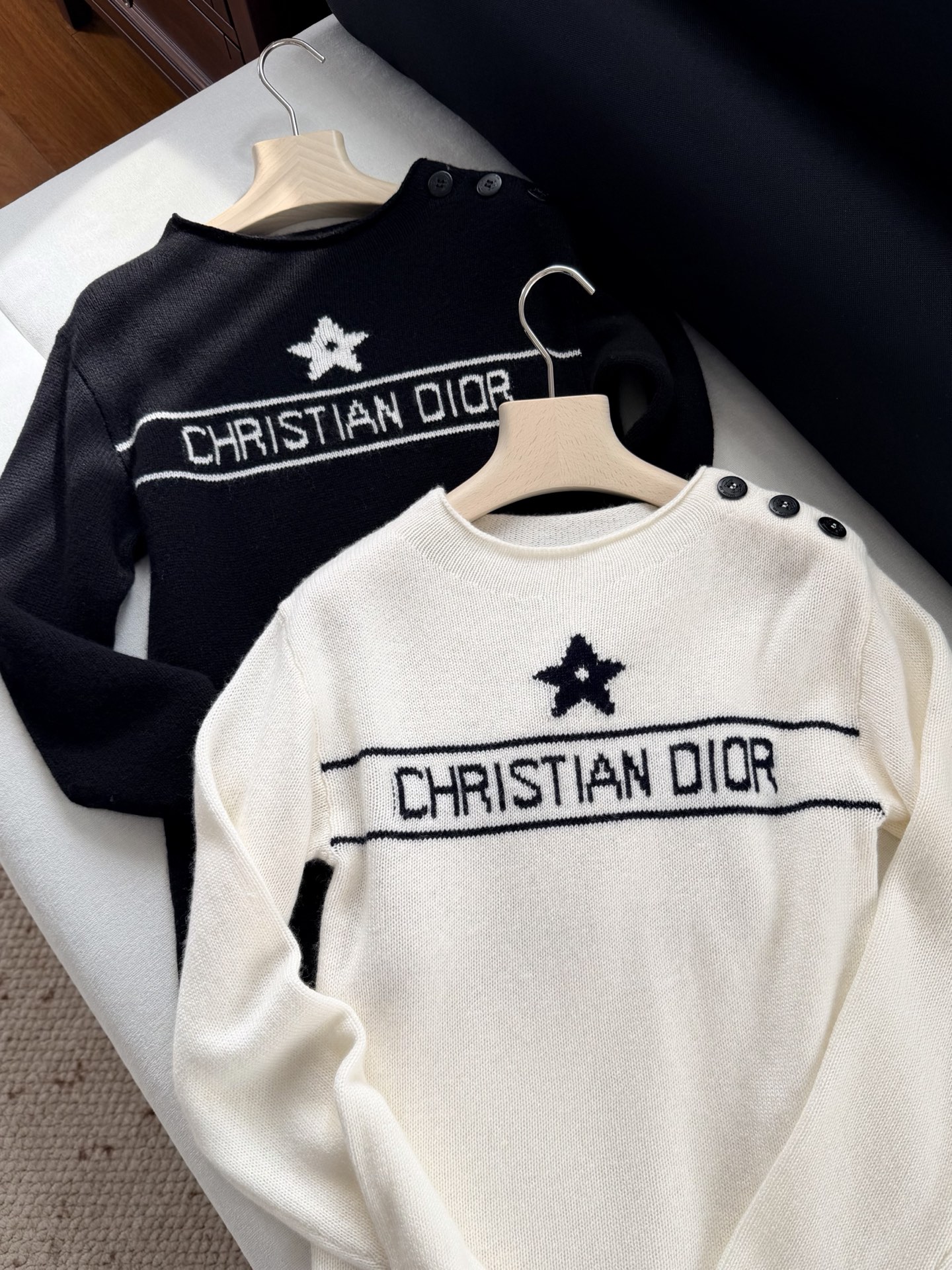 现货‼️‼️🛒款号9/幸运星肩扣毛衣✨山羊绒🐏材质精心制作，又是一款经典款，正面饰以幸运星嵌织提花，我们