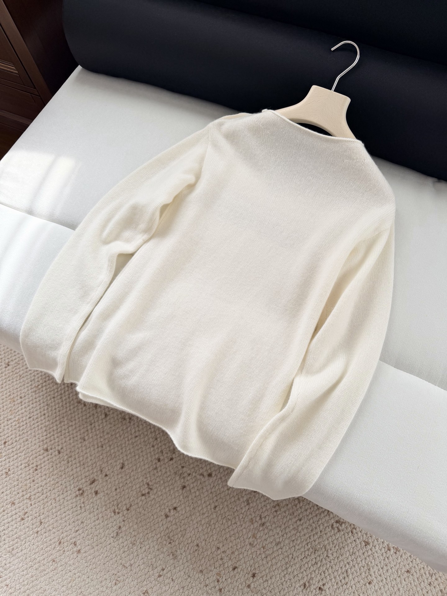 现货‼️‼️🛒款号S/白金绣花毛衣✨奶呼呼的太舒服了，山羊绒🐏材质精心制作，又是一款经典款，正面饰以太阳