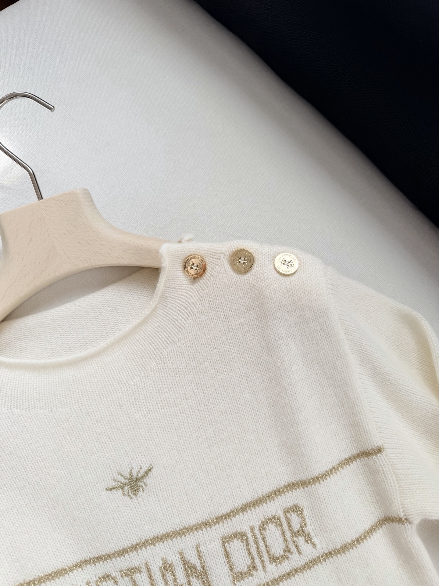 现货‼️‼️🛒款号S/白金绣花毛衣✨奶呼呼的太舒服了，山羊绒🐏材质精心制作，又是一款经典款，正面饰以太阳