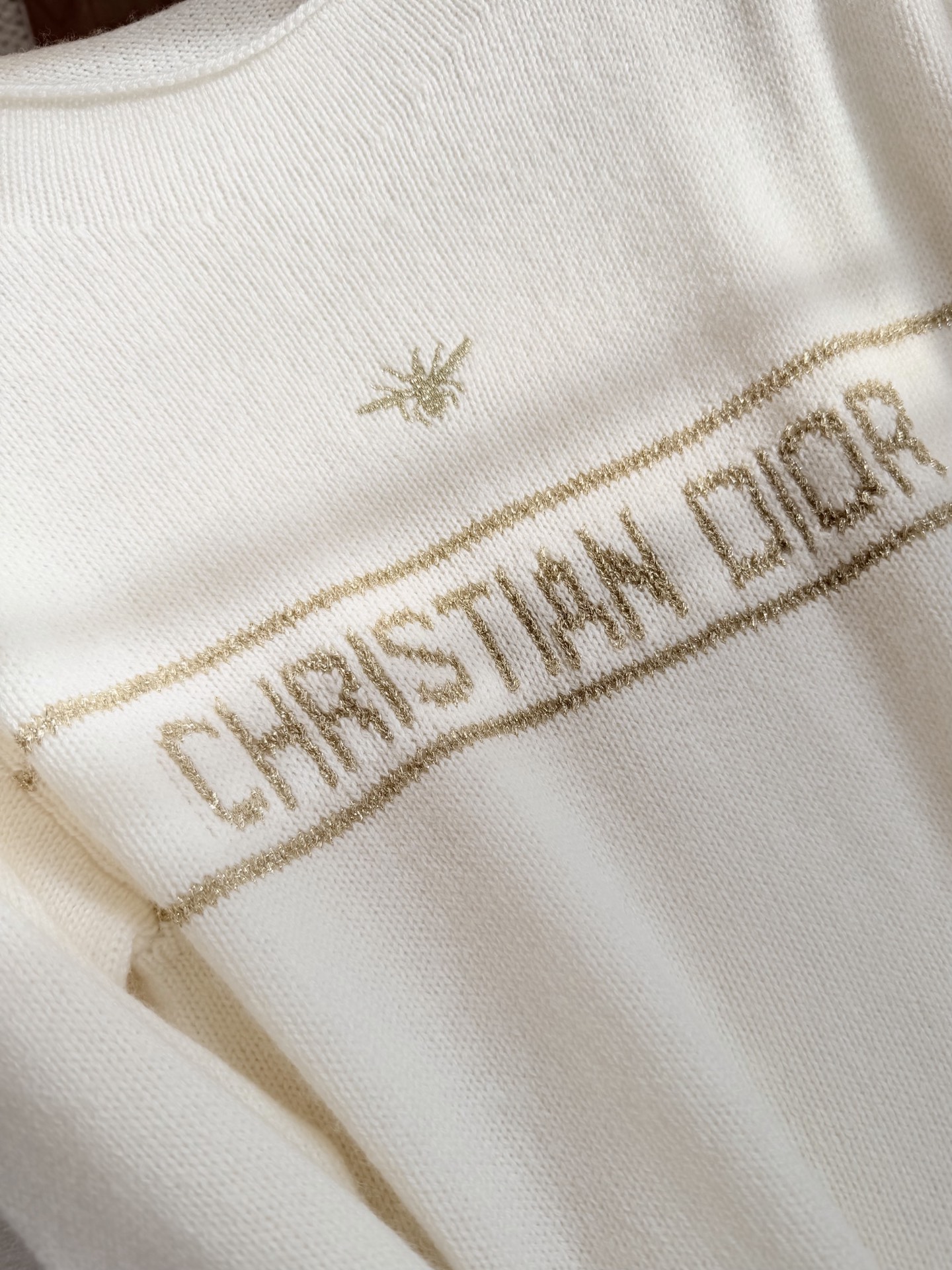 现货‼️‼️🛒款号S/白金绣花毛衣✨奶呼呼的太舒服了，山羊绒🐏材质精心制作，又是一款经典款，正面饰以太阳