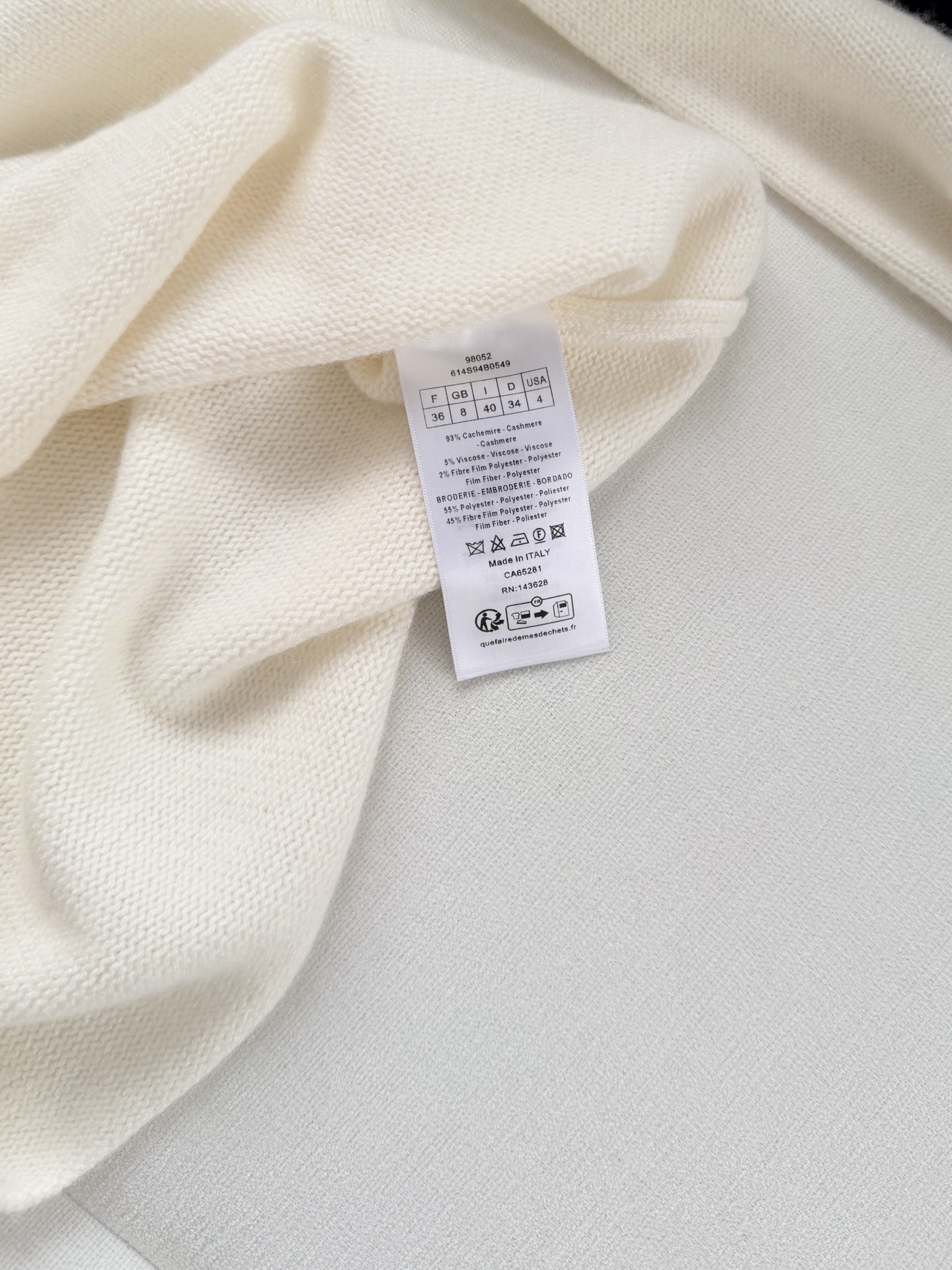 现货‼️‼️🛒款号S/白金绣花毛衣✨奶呼呼的太舒服了，山羊绒🐏材质精心制作，又是一款经典款，正面饰以太阳