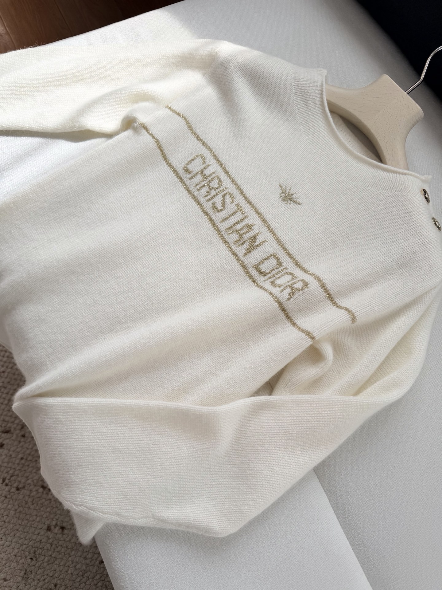 现货‼️‼️🛒款号S/白金绣花毛衣✨奶呼呼的太舒服了，山羊绒🐏材质精心制作，又是一款经典款，正面饰以太阳