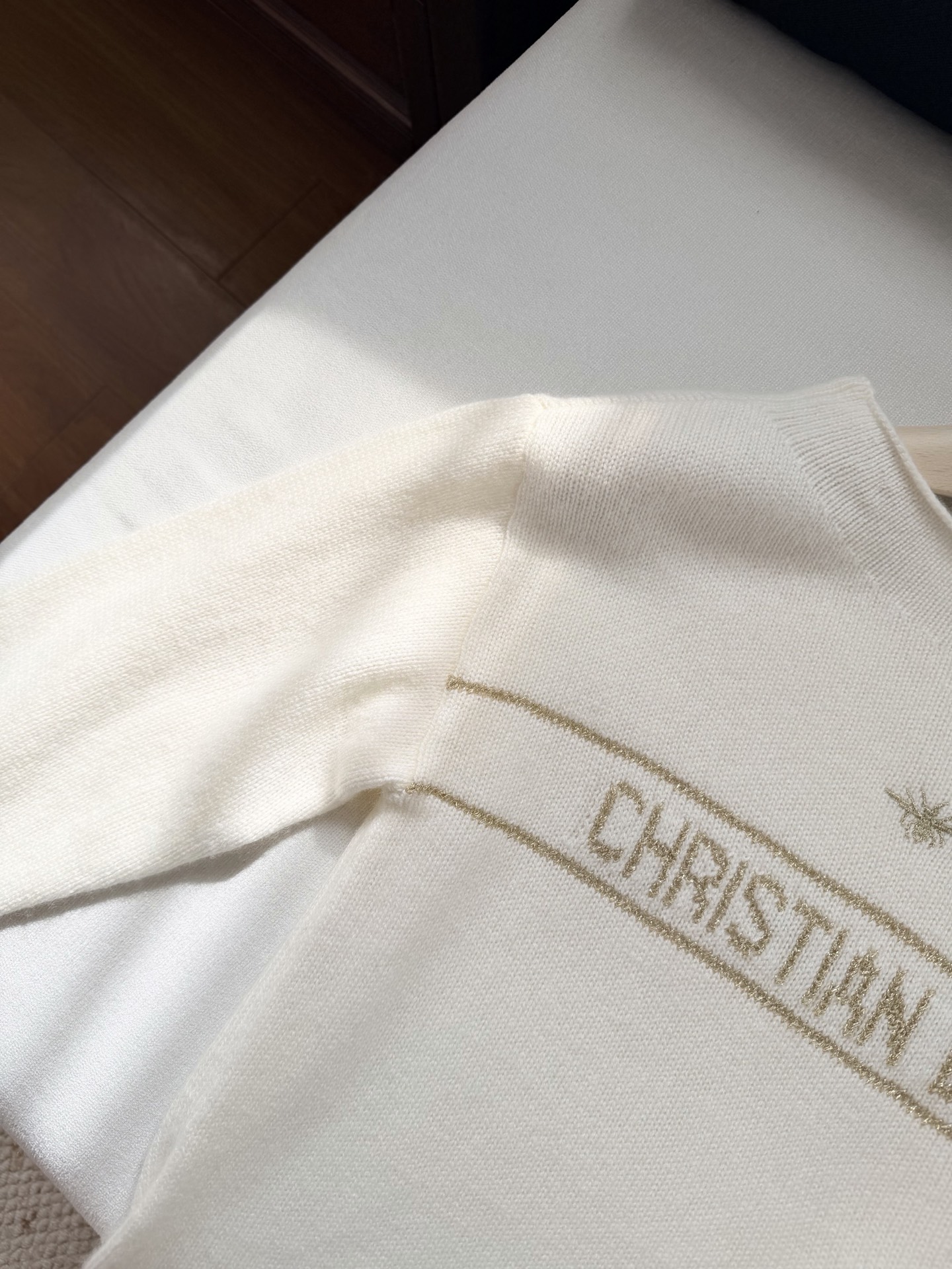 现货‼️‼️🛒款号S/白金绣花毛衣✨奶呼呼的太舒服了，山羊绒🐏材质精心制作，又是一款经典款，正面饰以太阳